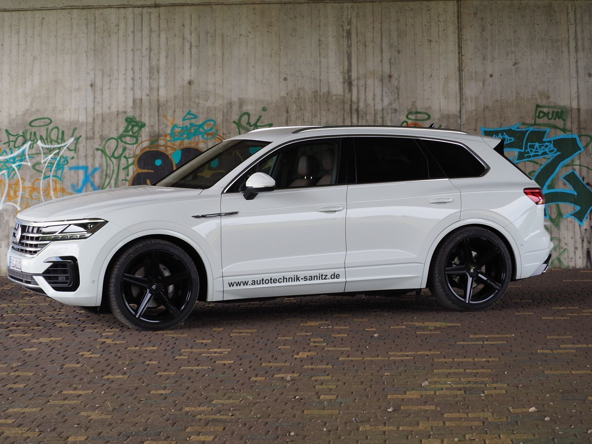 VOLKSWAGEN Touareg CR KV1 schwarz glänzend