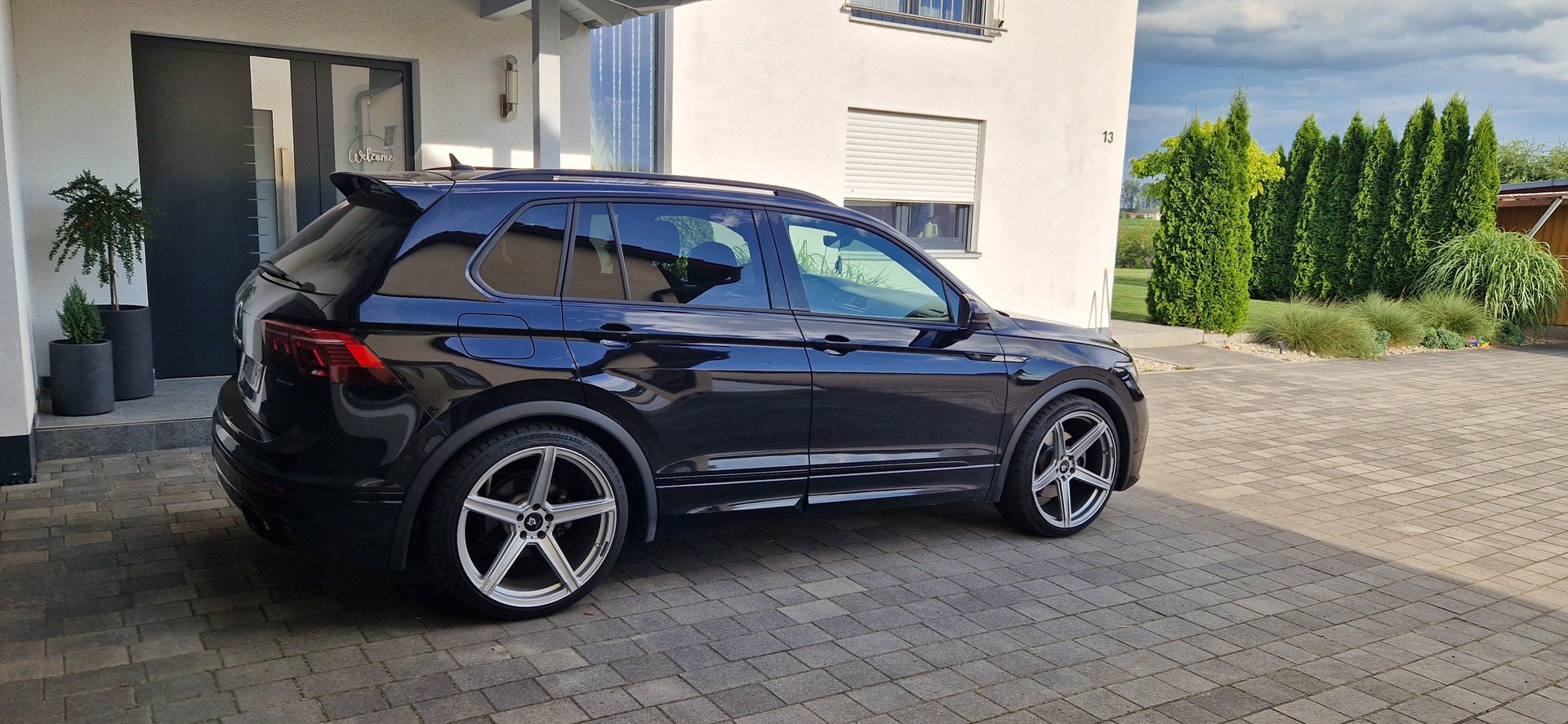 VOLKSWAGEN Tiguan R-Line mit 21 Zoll mbDESIGN Felgen