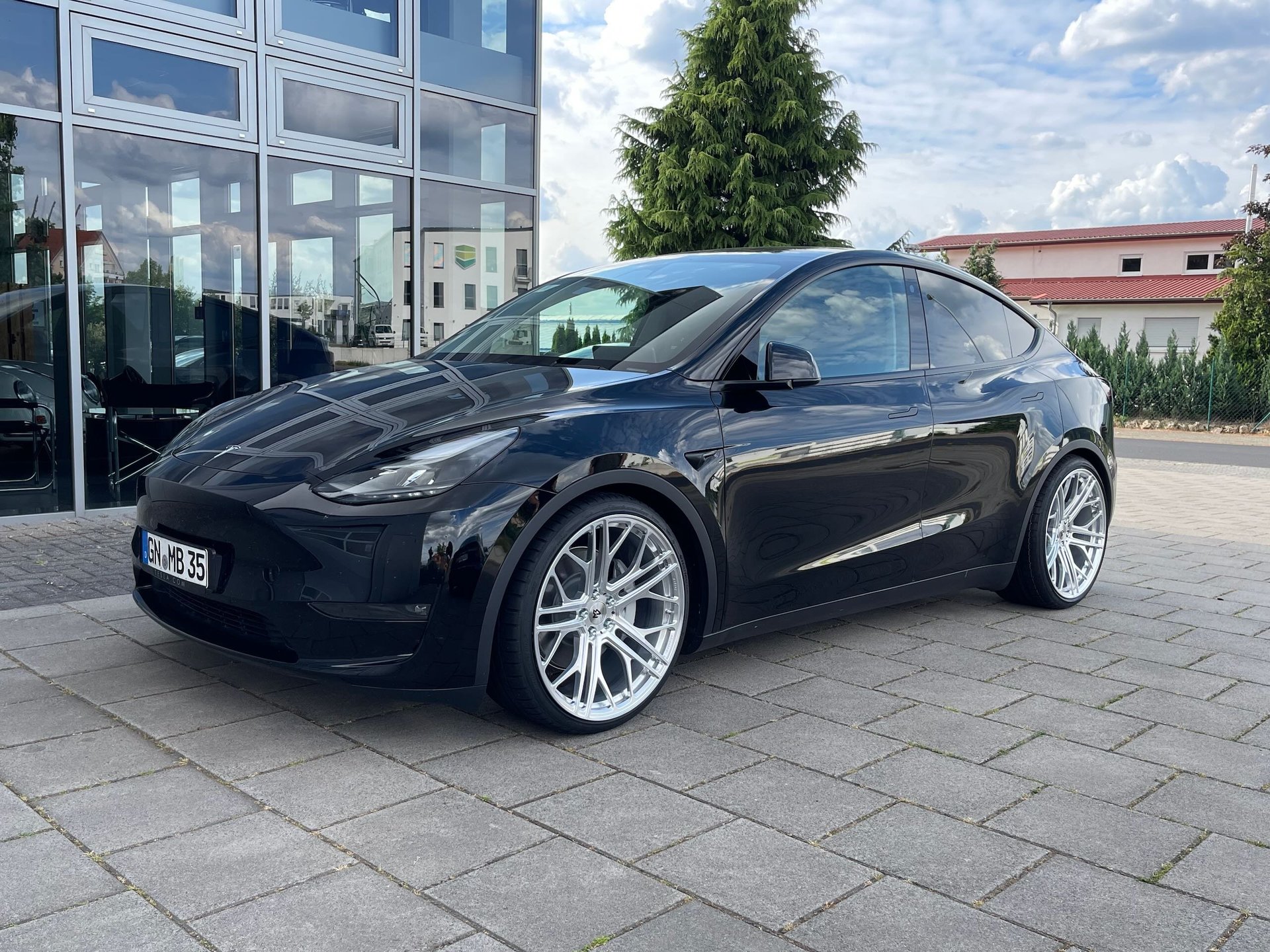 TESLA Model Y with mbDESIGN 22 inch wheels | Summer complete set