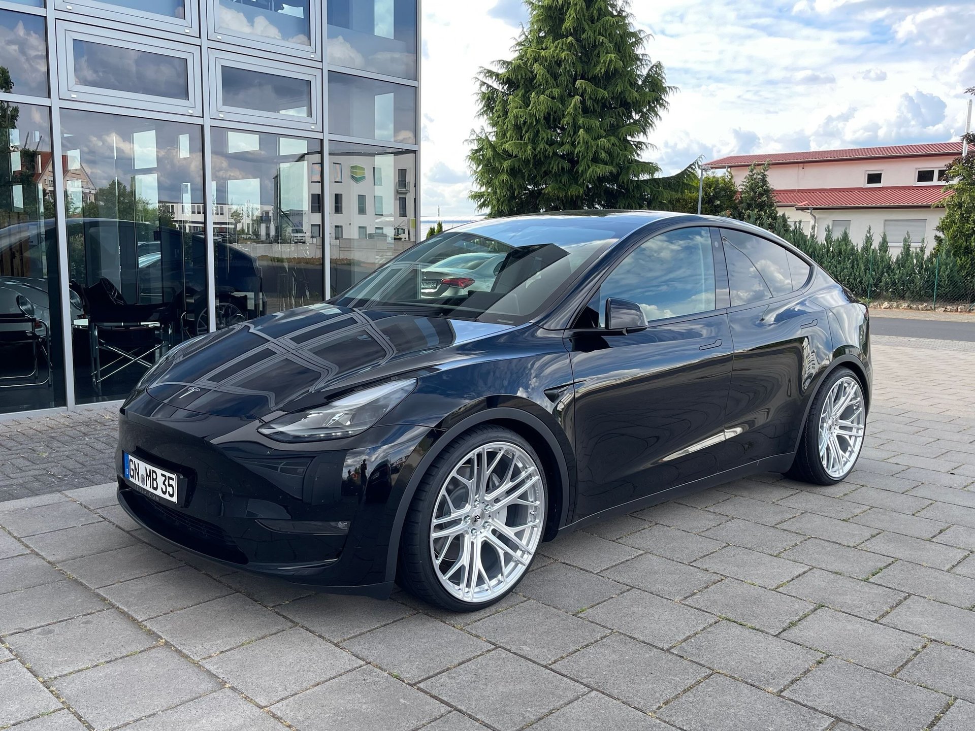 TESLA Model Y with mbDESIGN 22 inch wheels | Summer complete set
