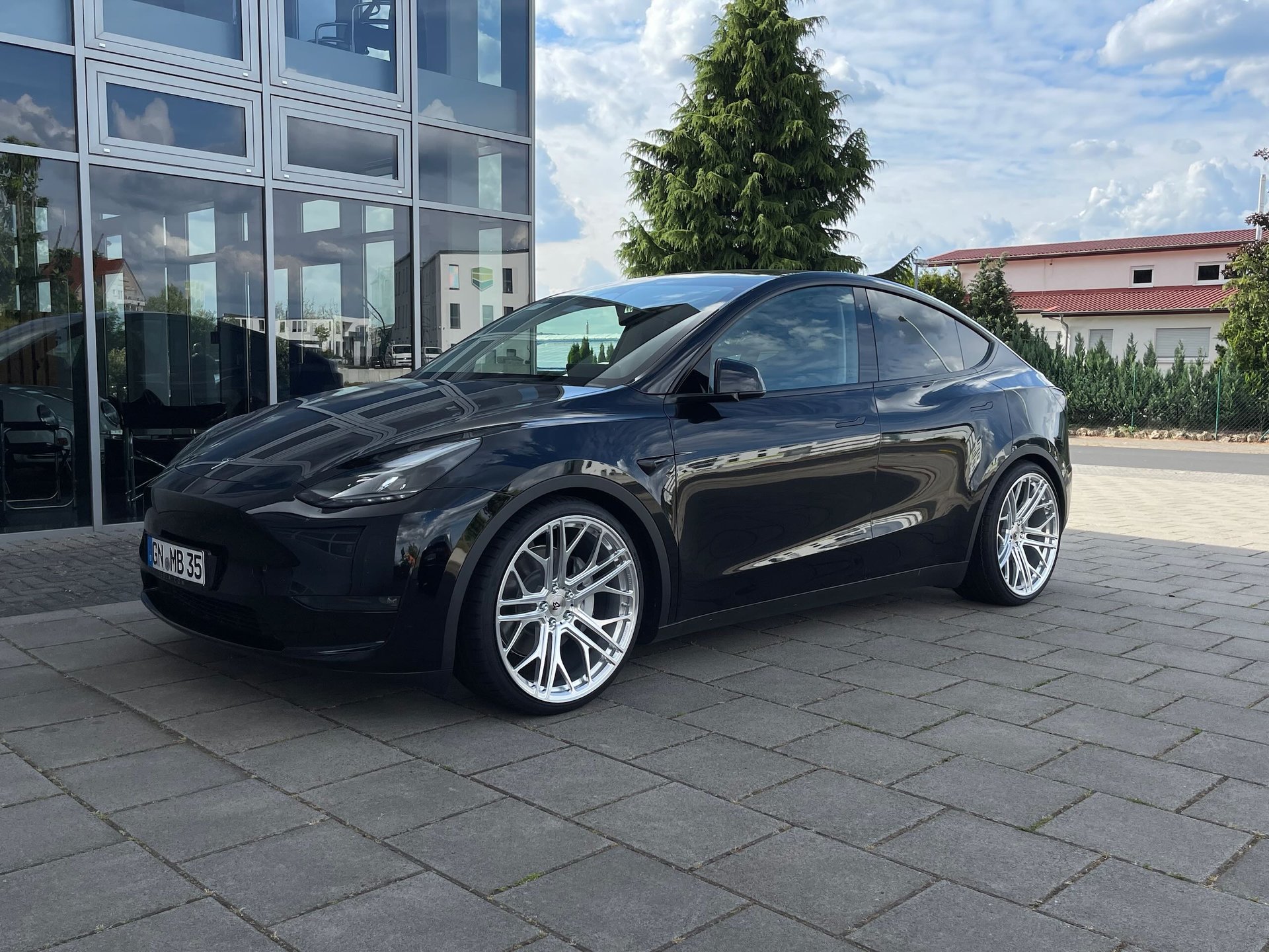 TESLA Model Y with mbDESIGN 22 inch wheels | Summer complete set
