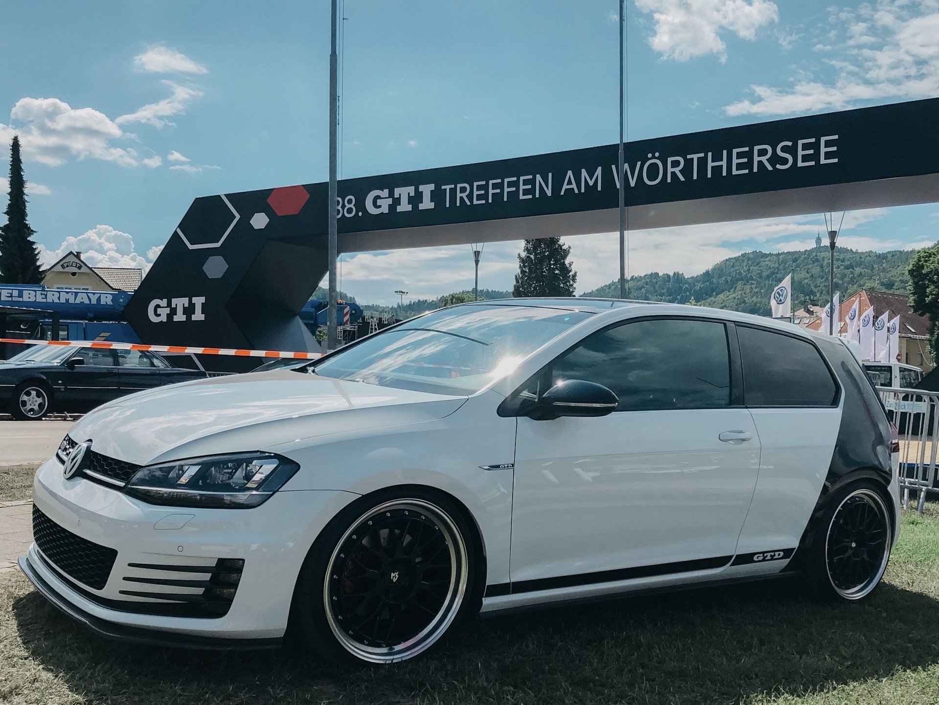 VOLKSWAGEN Golf 7 AU - LV1 schwarz glänzend poliert