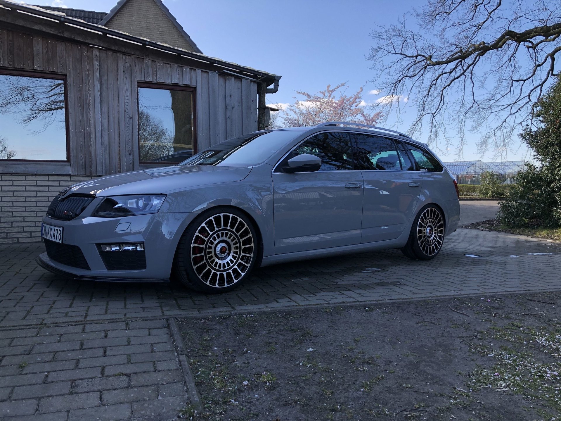 SKODA Octavia 5E - MSP schwarz glänzend poliert