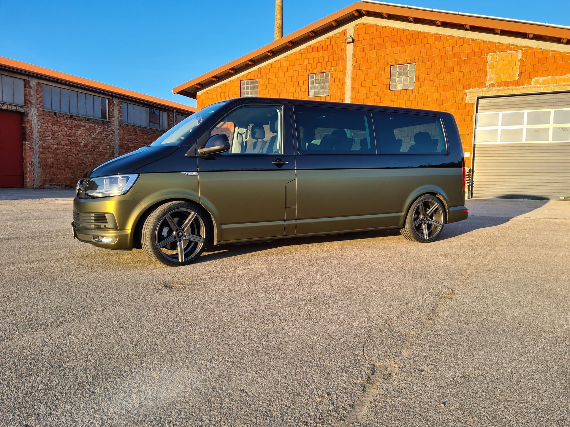 VOLKSWAGEN T6 Bus Multivan 7HC - KV1 grau matt