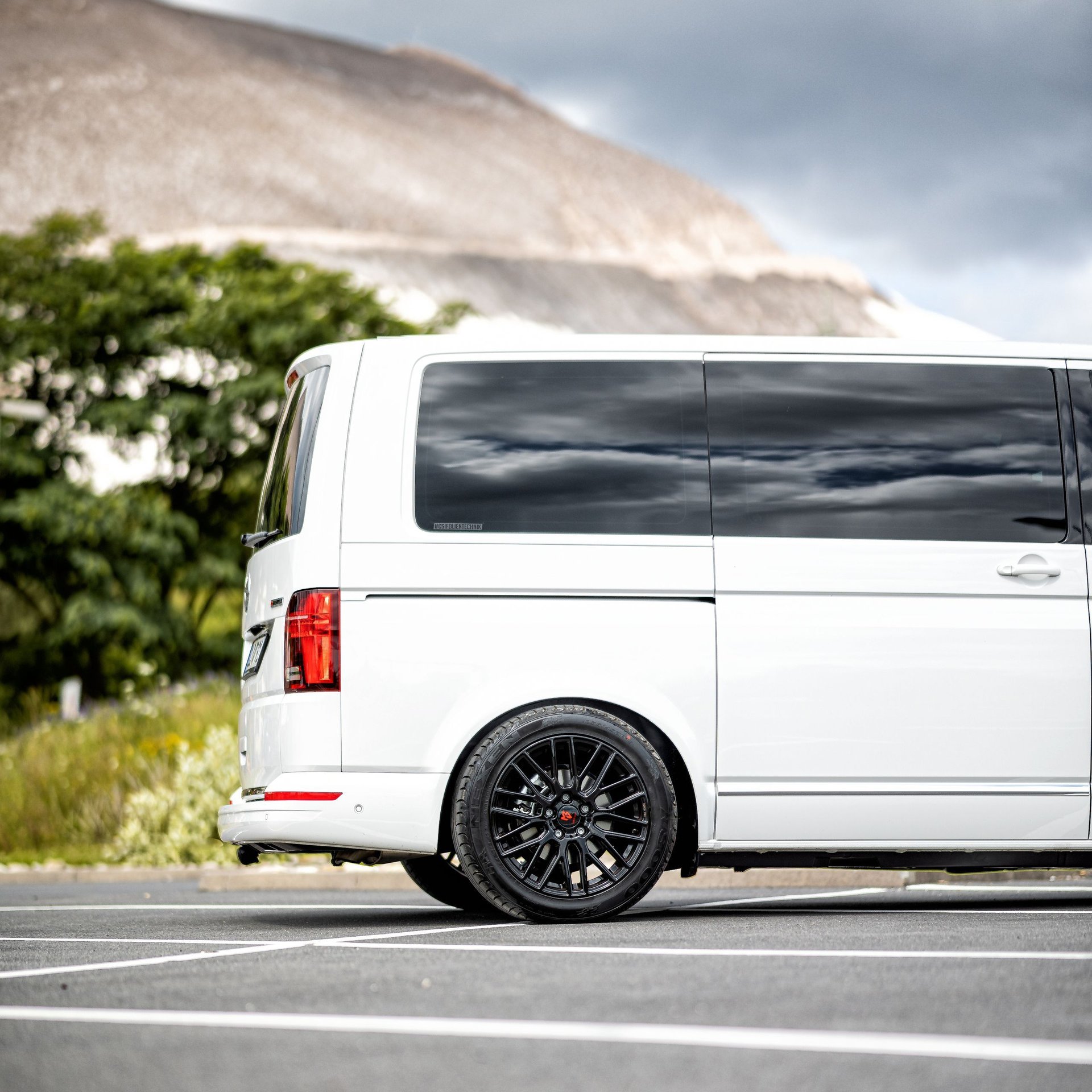 VOLKSWAGEN T6.1 Bus Multivan 7HC KV4 schwarz glänzend