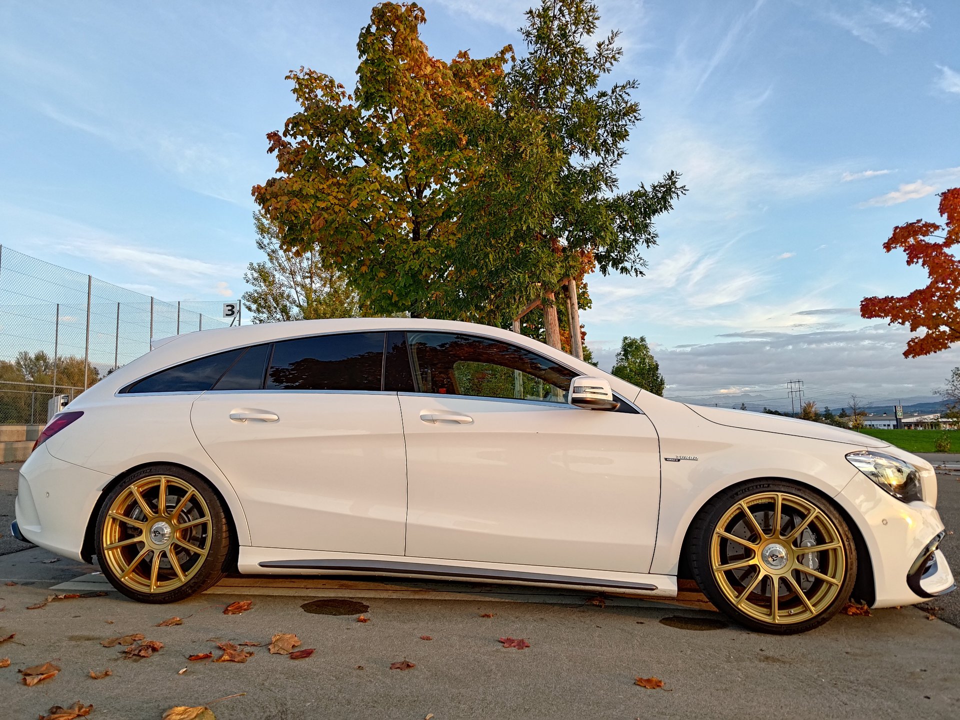 MERCEDES-BENZ CLA-Klasse Shooting Brake AMG 245G - MF1 gold matt