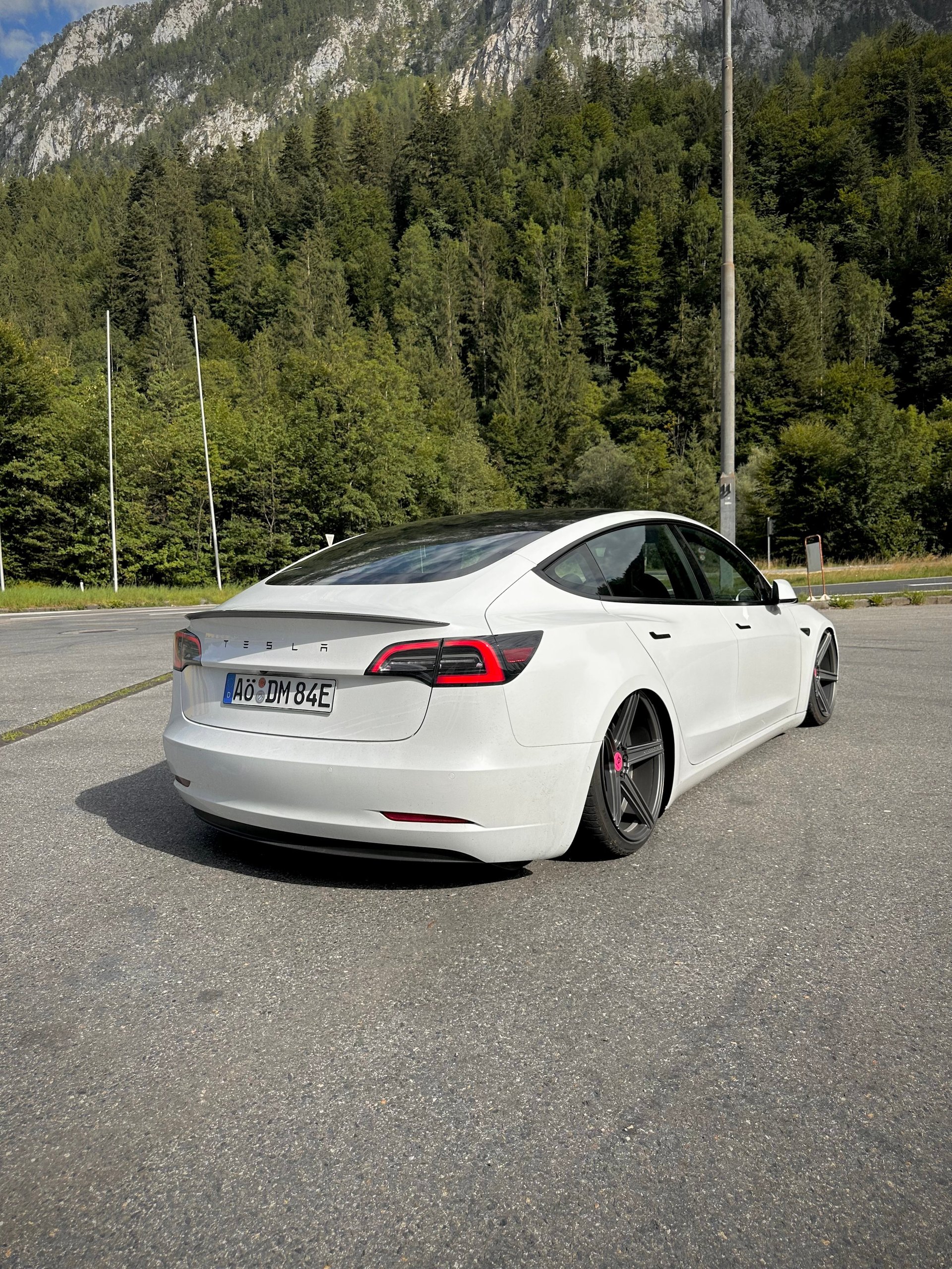 TESLA Model 3 with mbDESIGN 20 inch alloy wheels & complete sets