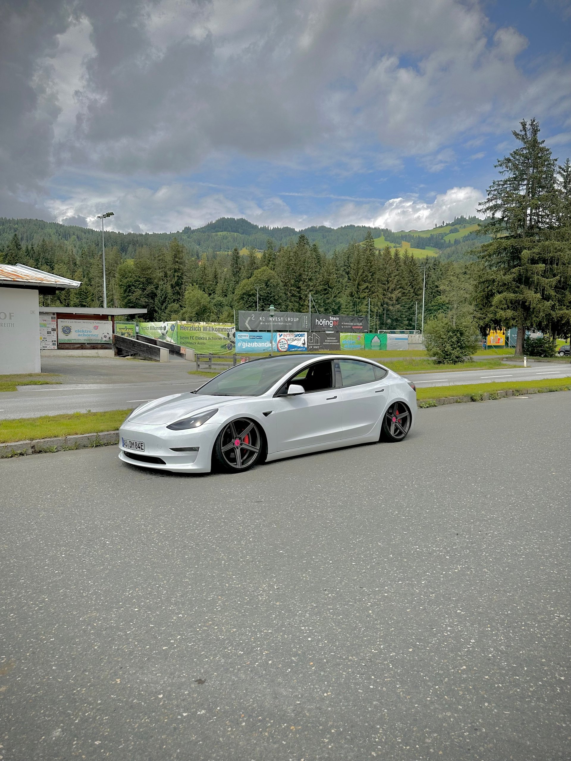 TESLA Model 3 with mbDESIGN 20 inch alloy wheels & complete sets