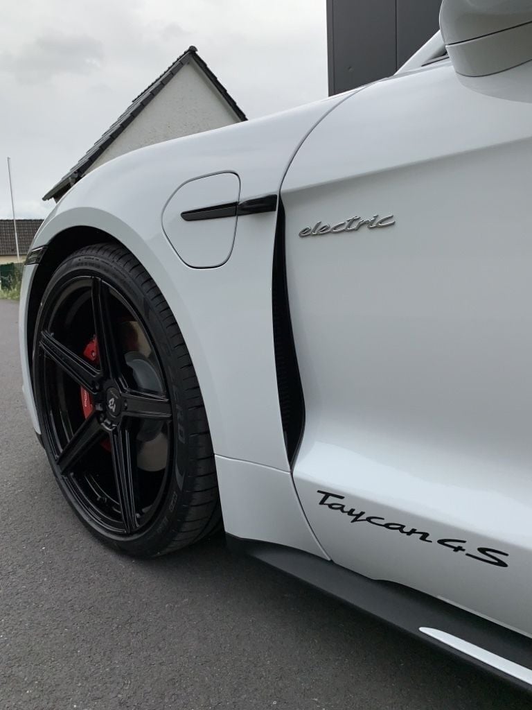 PORSCHE Taycan Y1A KV1 S schwarz glänzend