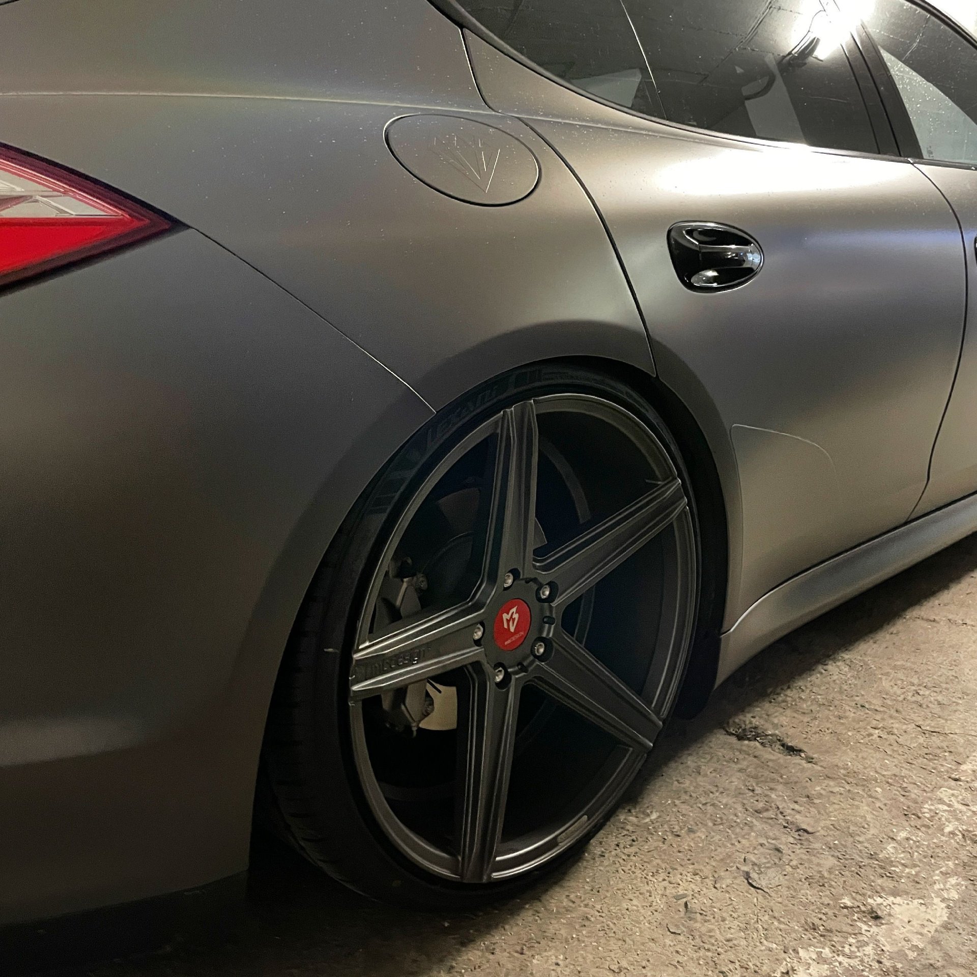 PORSCHE Panamera 970 with mbDESIGN 22 inch wheels & lowering