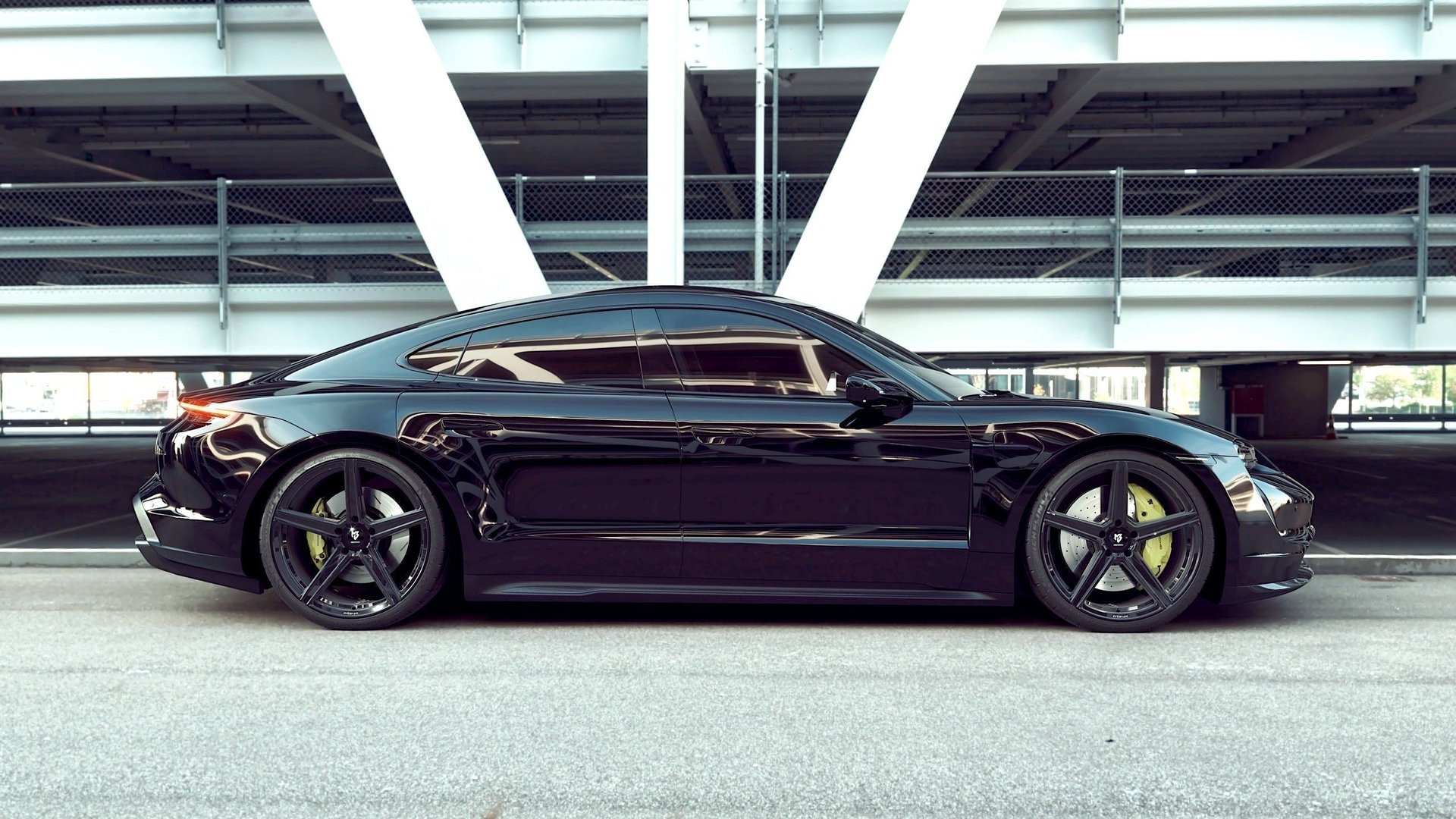 PORSCHE Taycan Y1A KV1 S schwarz glänzend