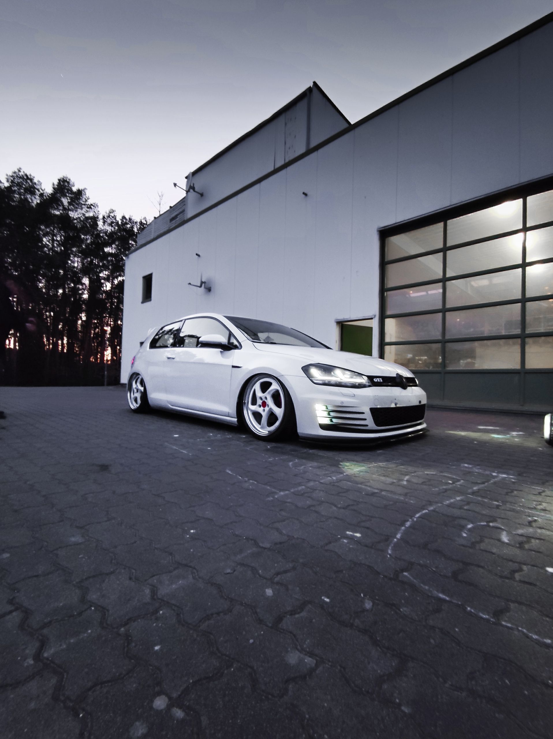 VOLKSWAGEN Golf 7 AU TURBO grau glänzend poliert