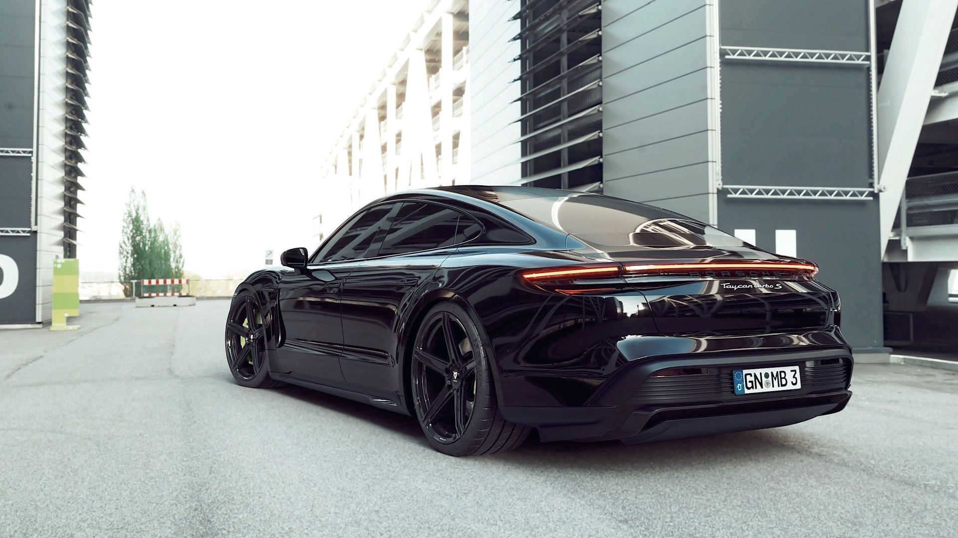 PORSCHE Taycan Y1A - KV1 S schwarz glänzend
