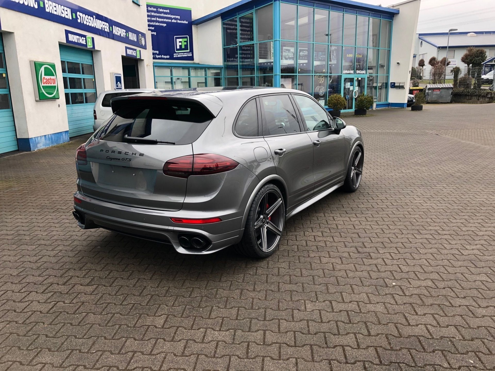PORSCHE Cayenne 92A KV1 grau glänzend