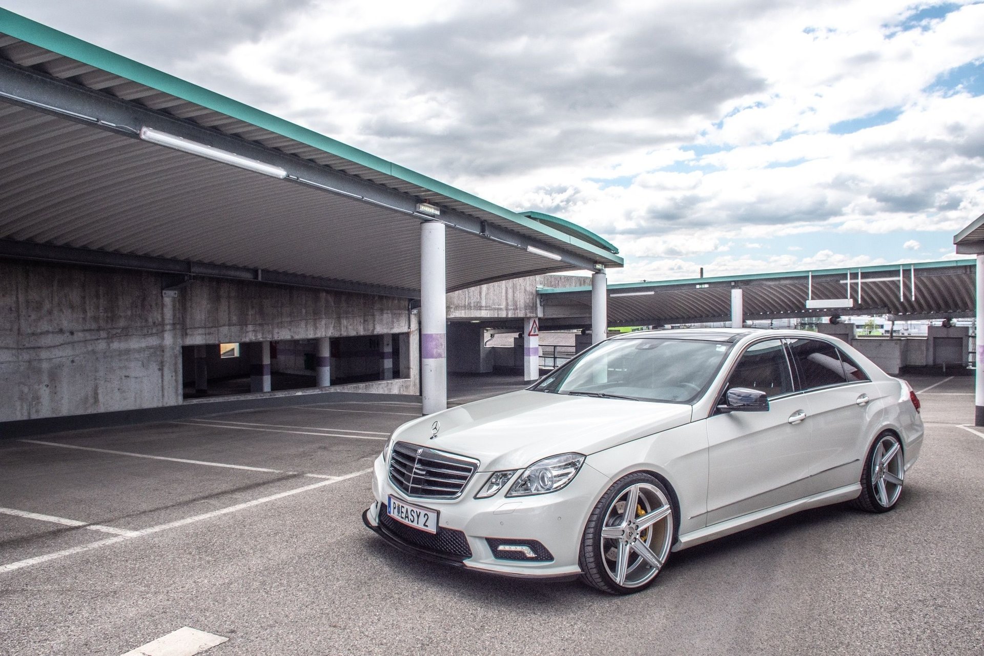 MERCEDES-BENZ E-Klasse 212 KV1 silber glänzend