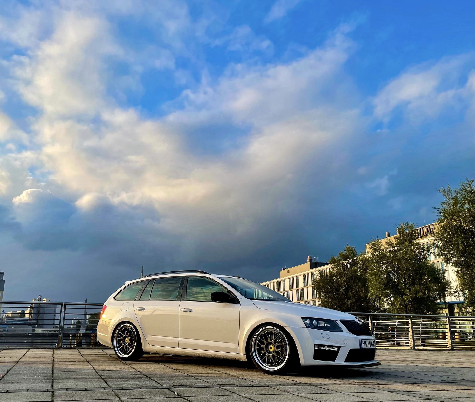 SKODA Octavia 5E LV1 grau glänzend poliert