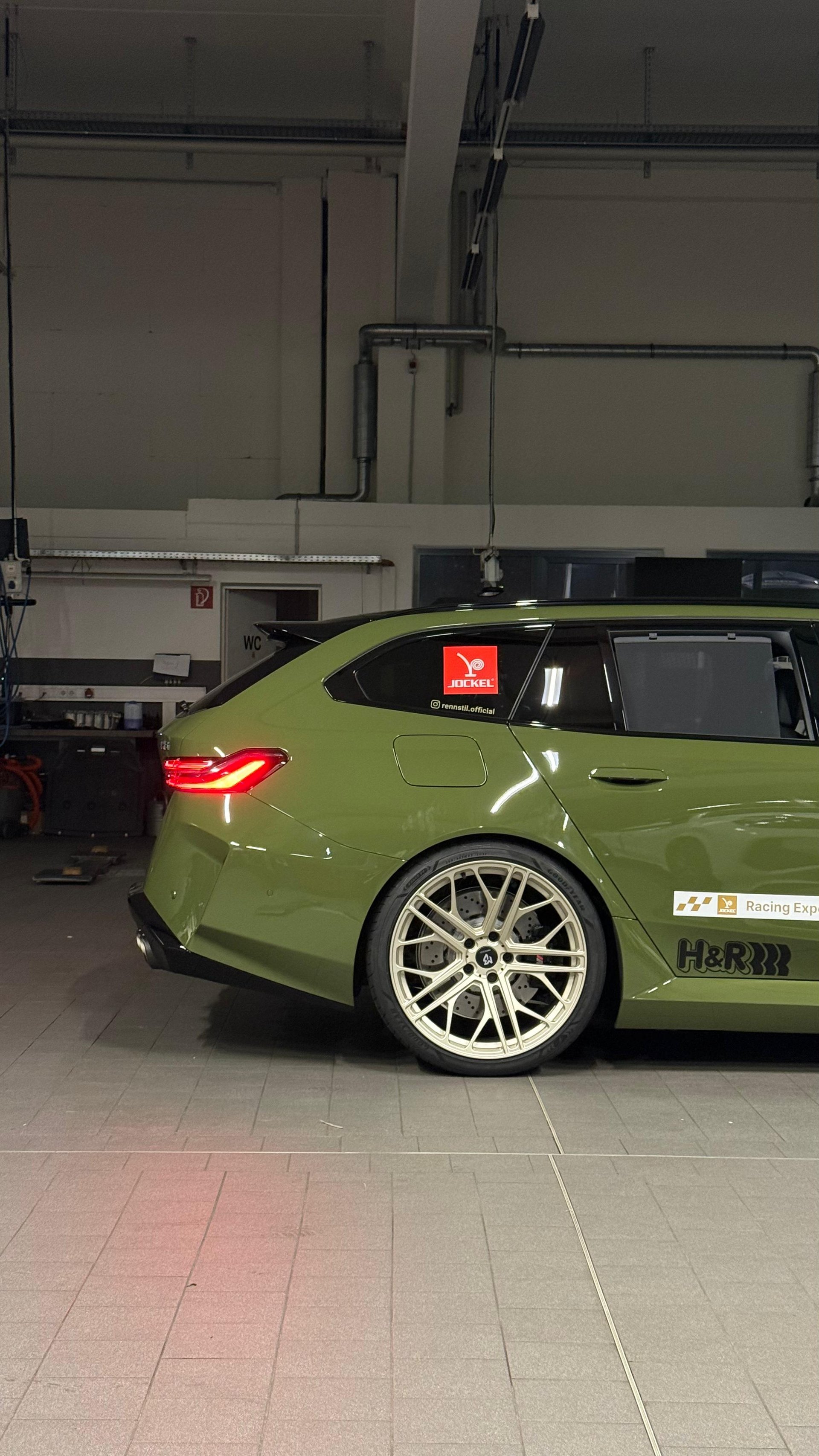 BMW M5 Touring G99 with 22-inch mbDESIGN wheels & lowering