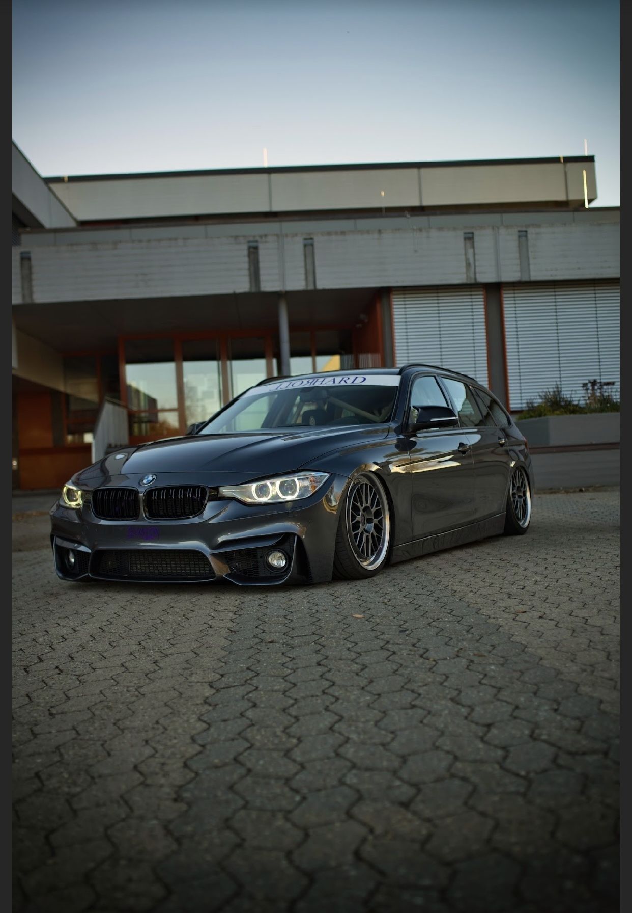 BMW 3er Touring 3K LV1 grau glänzend poliert