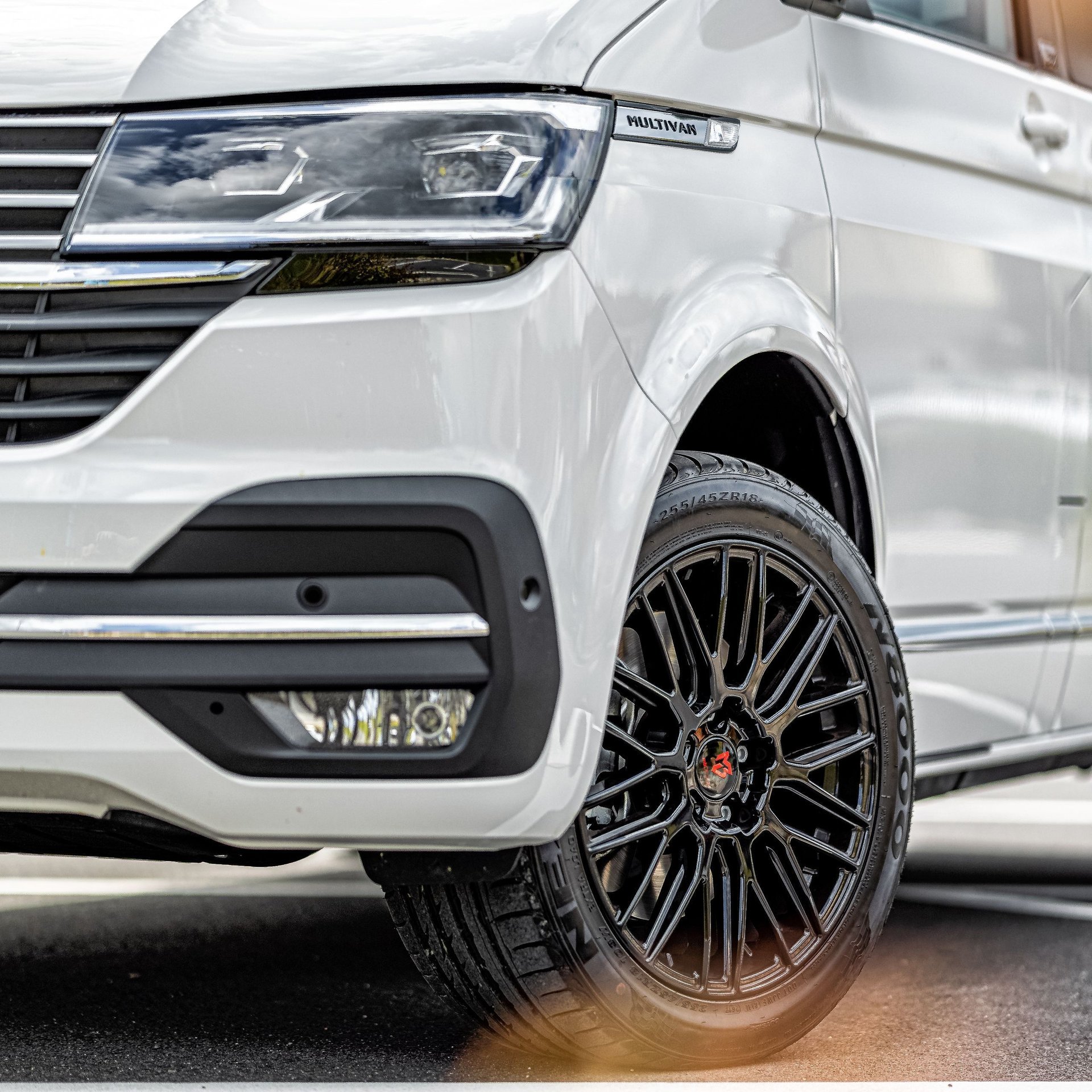 VOLKSWAGEN T6.1 Bus Multivan 7HC KV4 schwarz glänzend