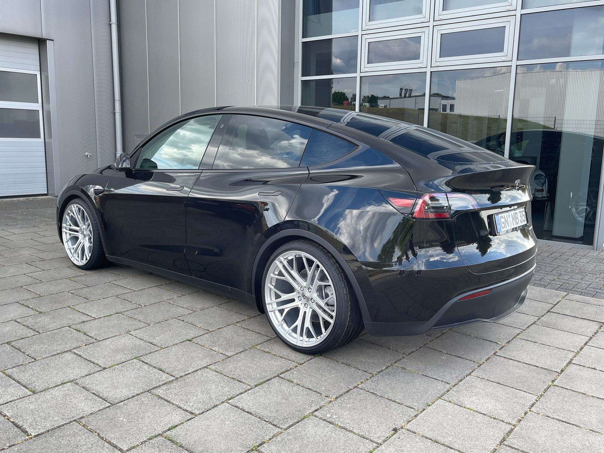 TESLA Model Y with mbDESIGN 22 inch wheels | Summer complete set