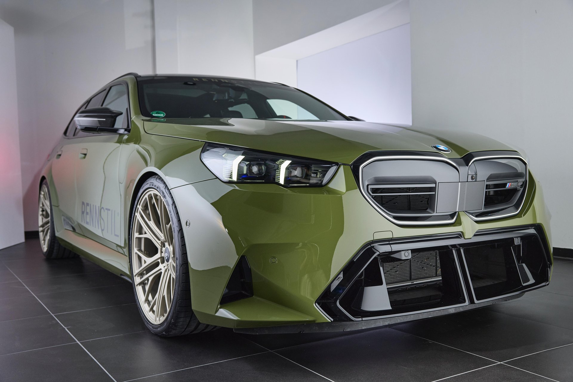 BMW M5 Touring G99 with 22-inch mbDESIGN wheels & lowering