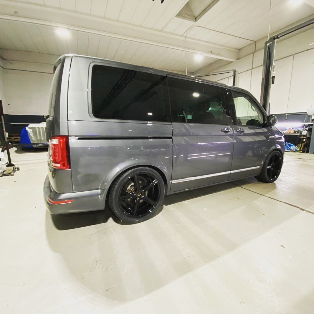 VOLKSWAGEN T6 Bus Multivan 7HC KV1 schwarz glänzend