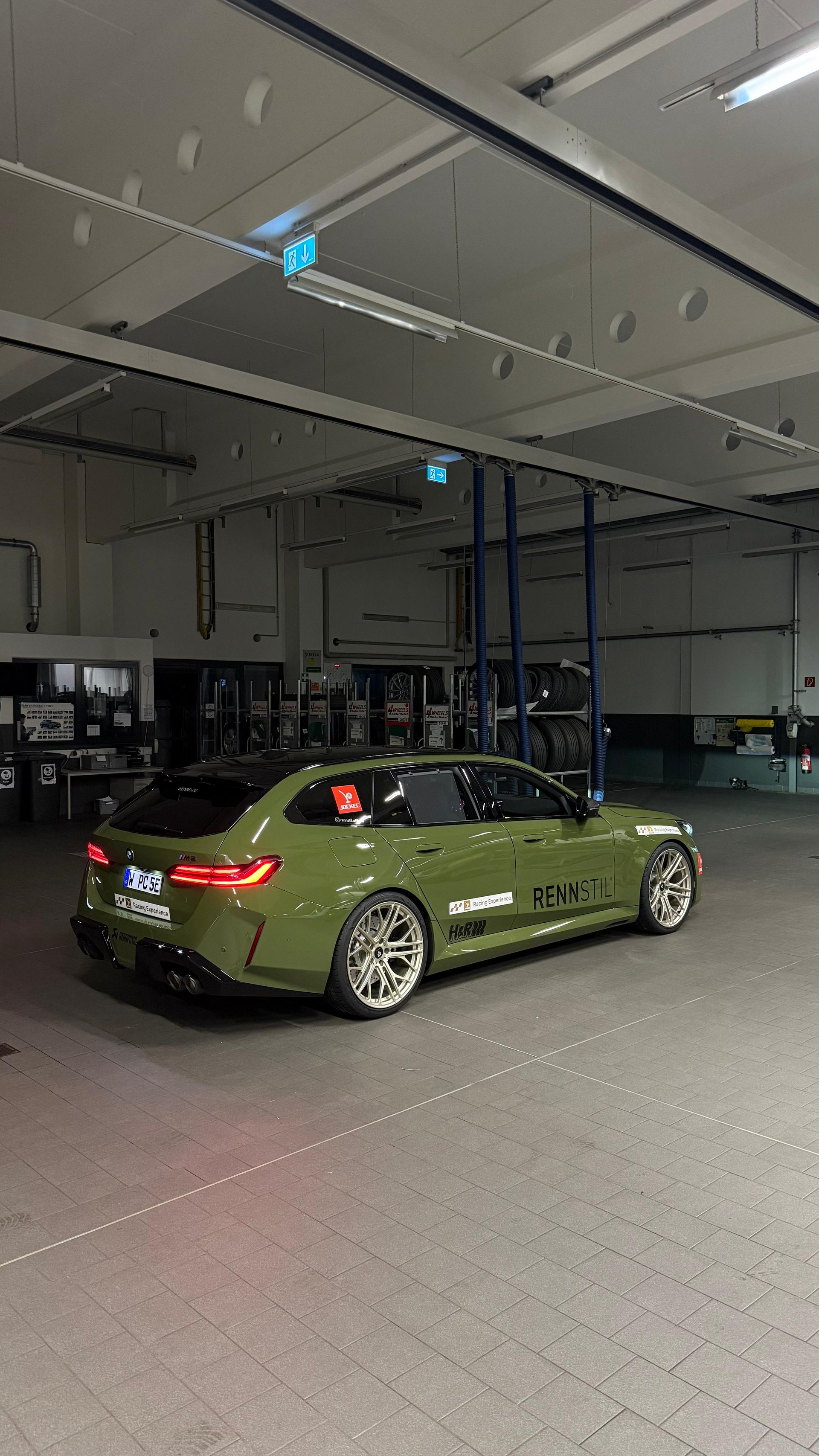 BMW M5 Touring G99 with 22-inch mbDESIGN wheels & lowering