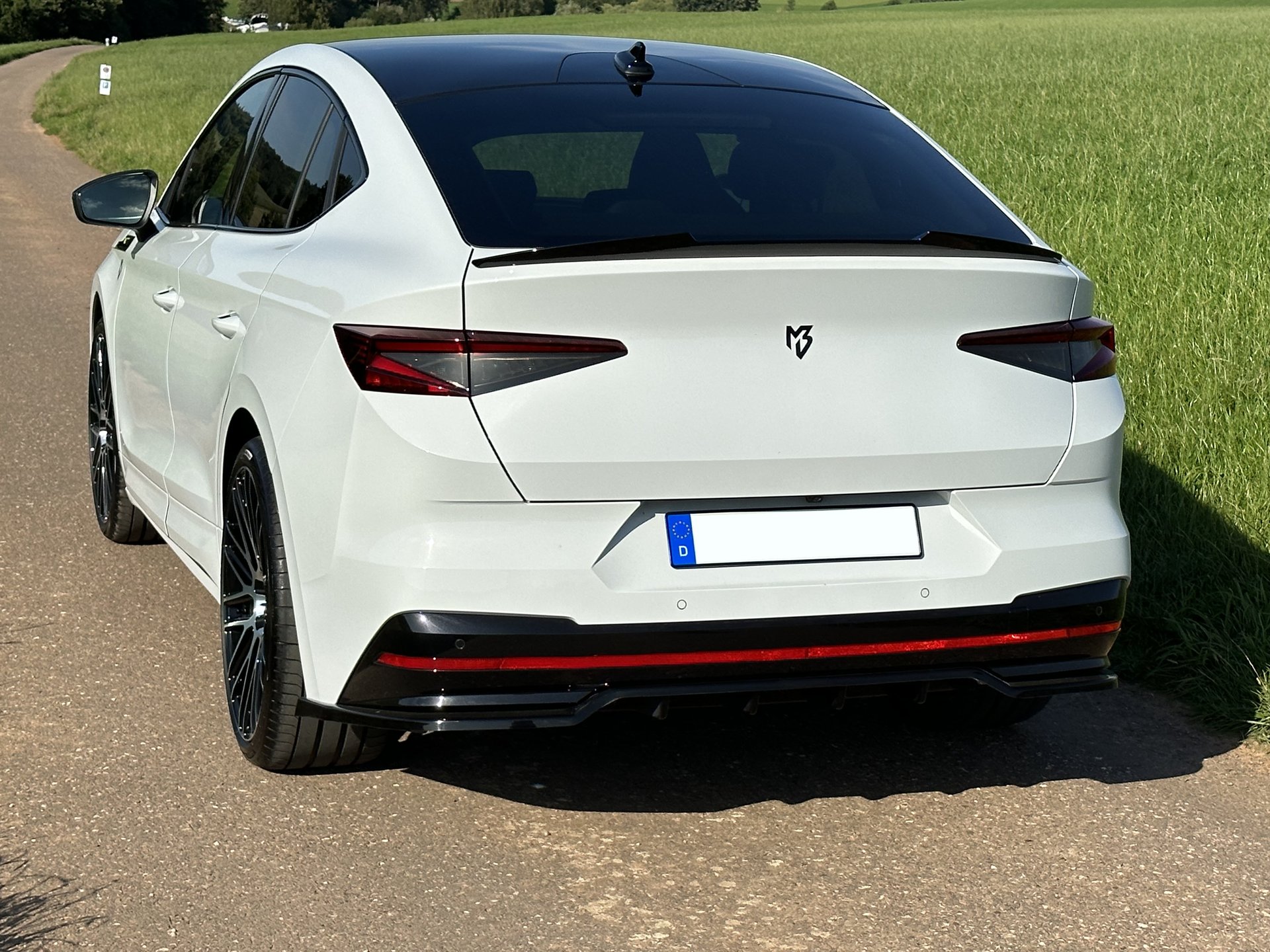 SKODA Enyaq NY KV4 schwarz glänzend poliert