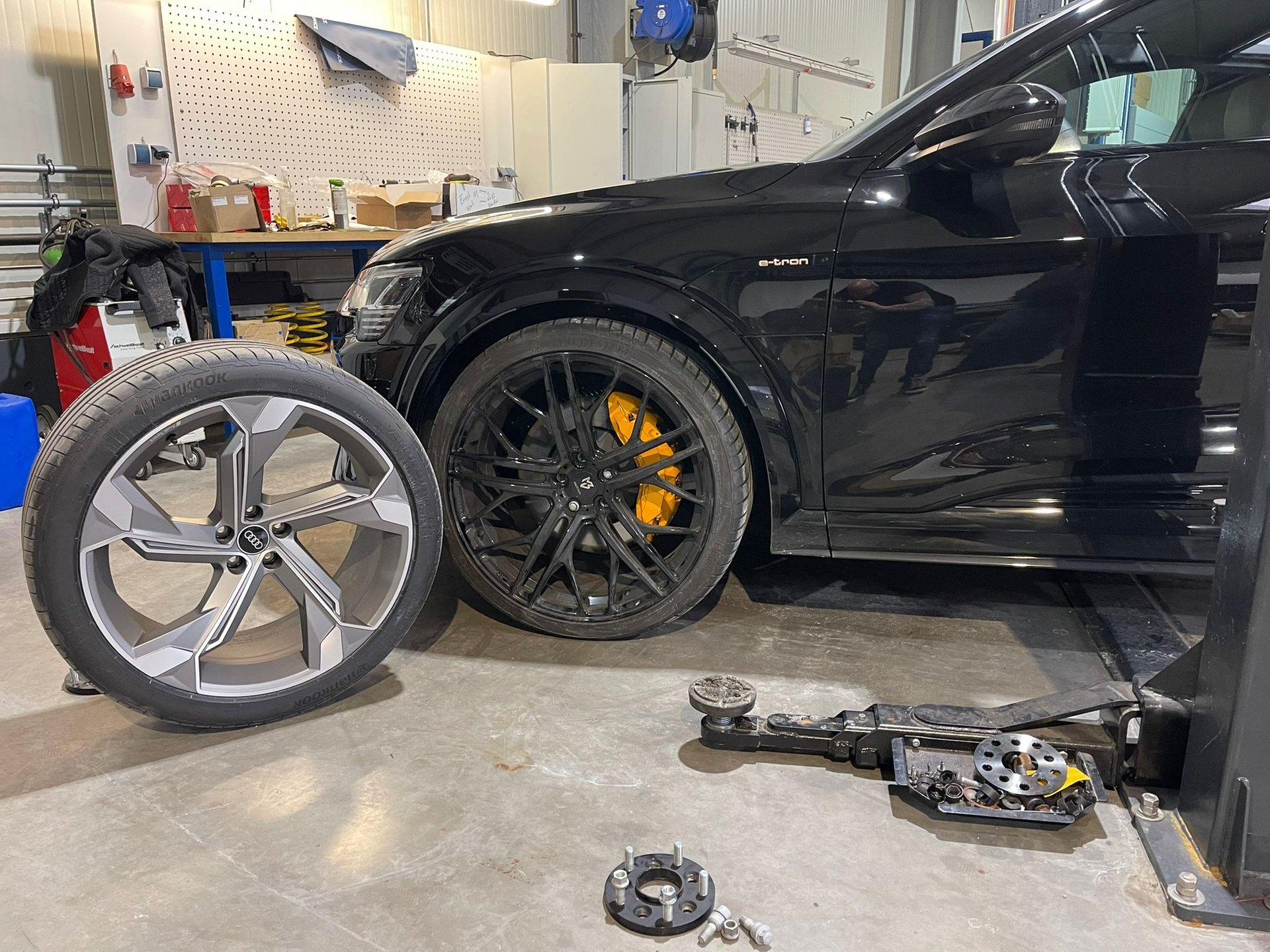 AUDI e-tron GE SF1 schwarz glänzend