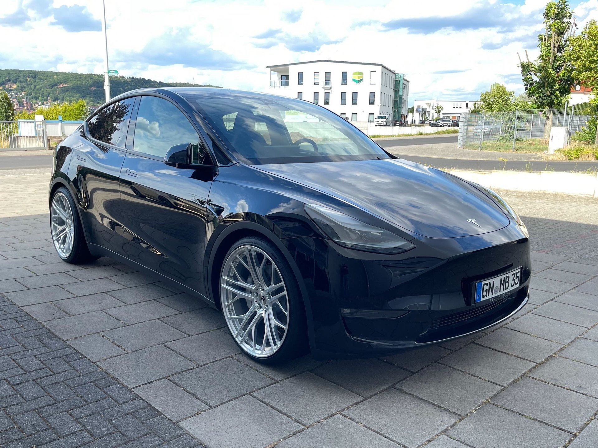 TESLA Model Y with mbDESIGN 22 inch wheels | Summer complete set