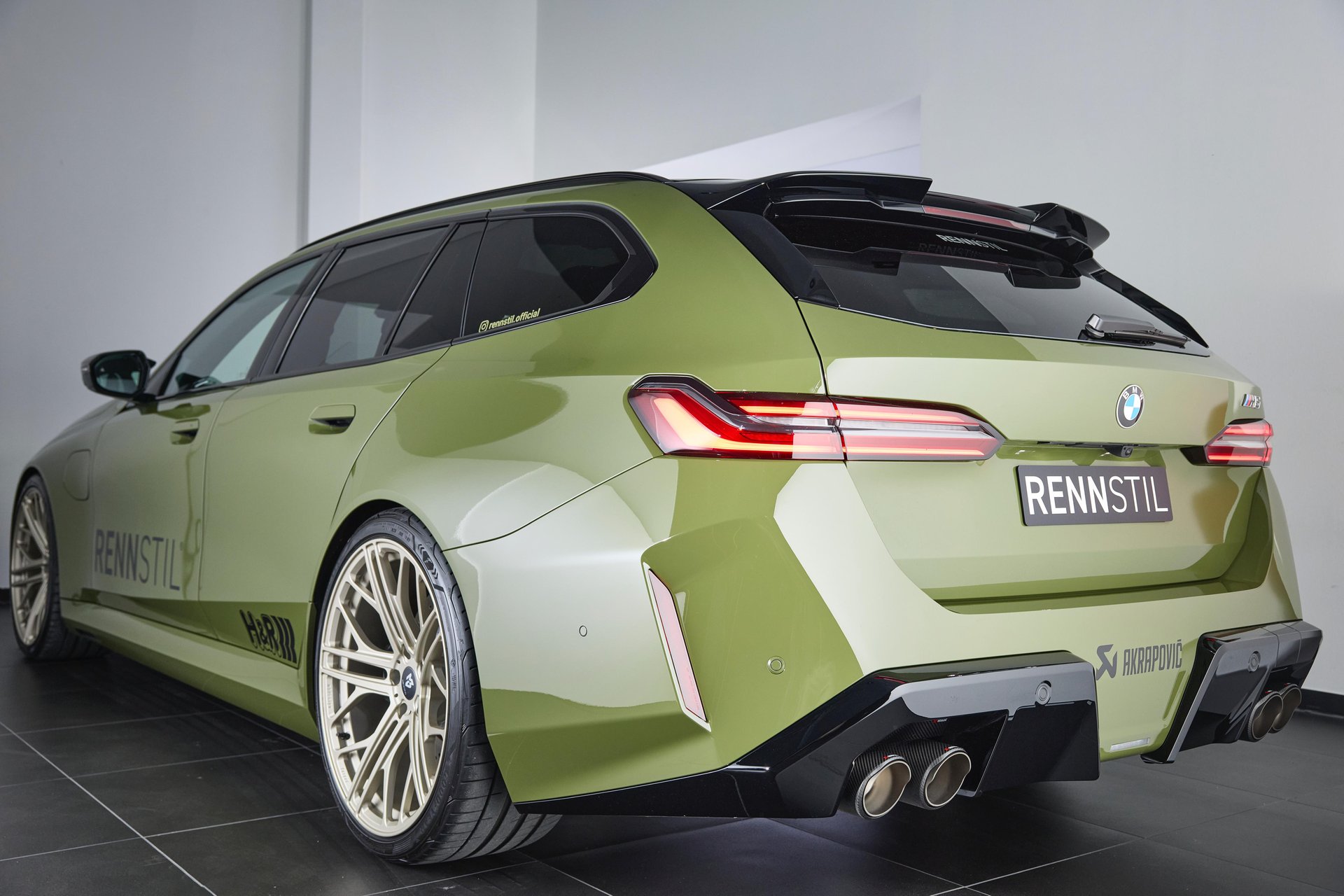 BMW M5 Touring G99 with 22-inch mbDESIGN wheels & lowering