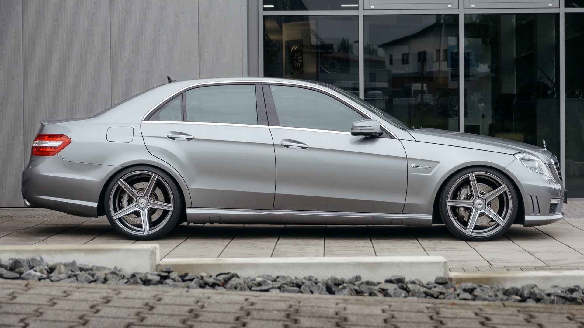 MERCEDES-BENZ E-Klasse AMG 212-AMG - KV1 grau glänzend poliert