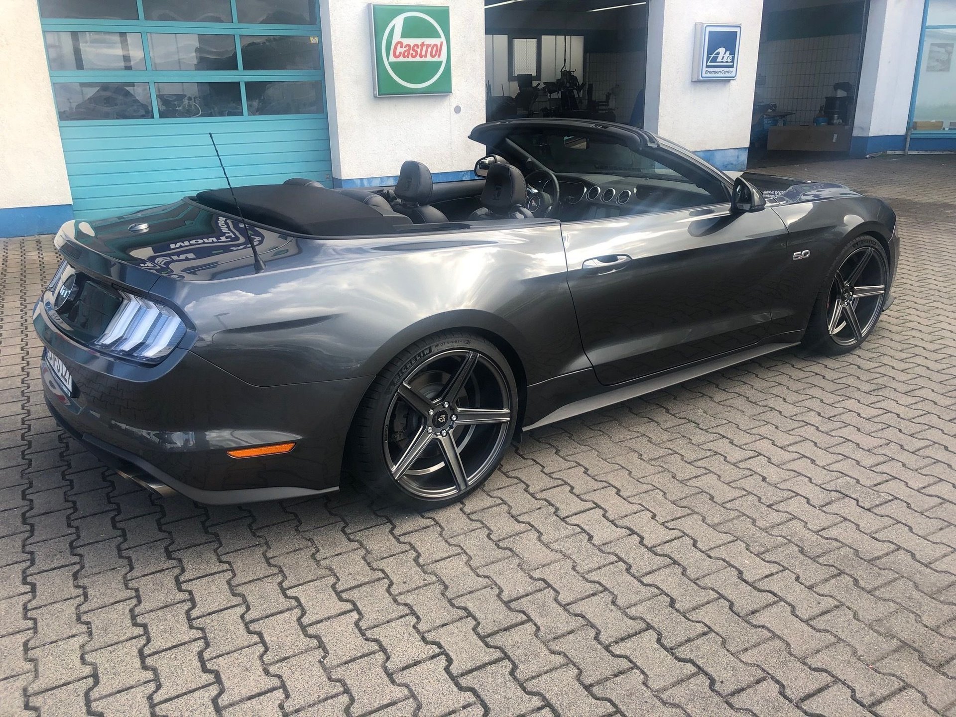FORD Mustang LAE KV1 grau glänzend
