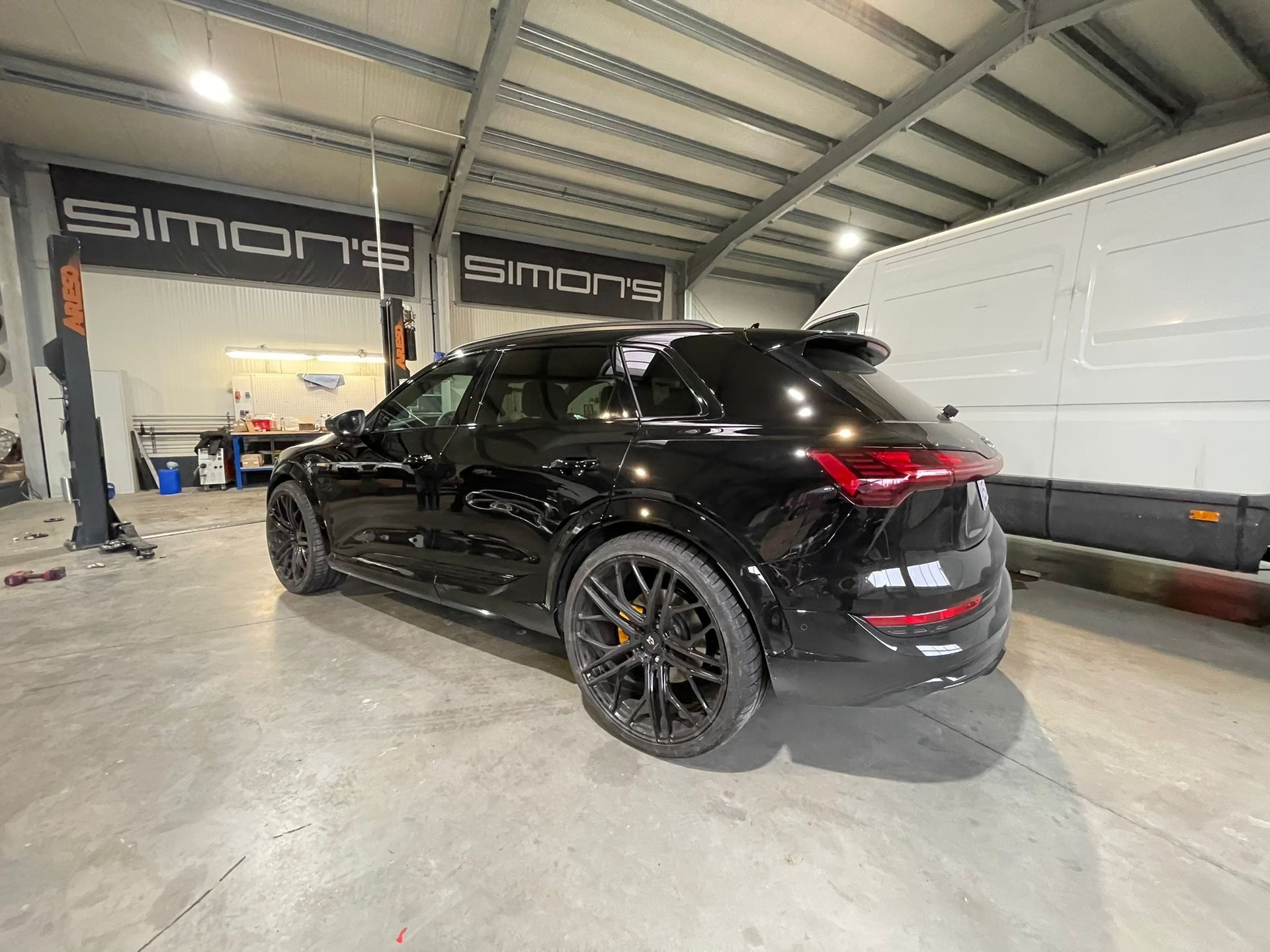 AUDI e-tron GE SF1 schwarz glänzend