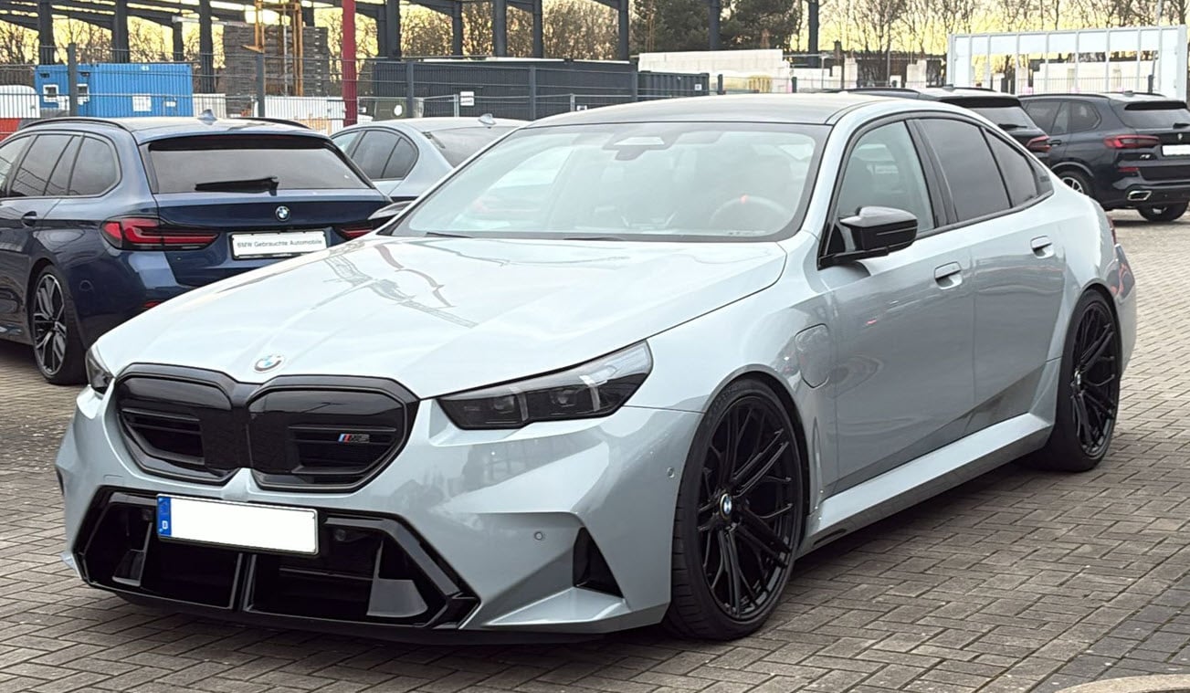 BMW M5 G90 with SF1 22 inch wheels & H&R lowering