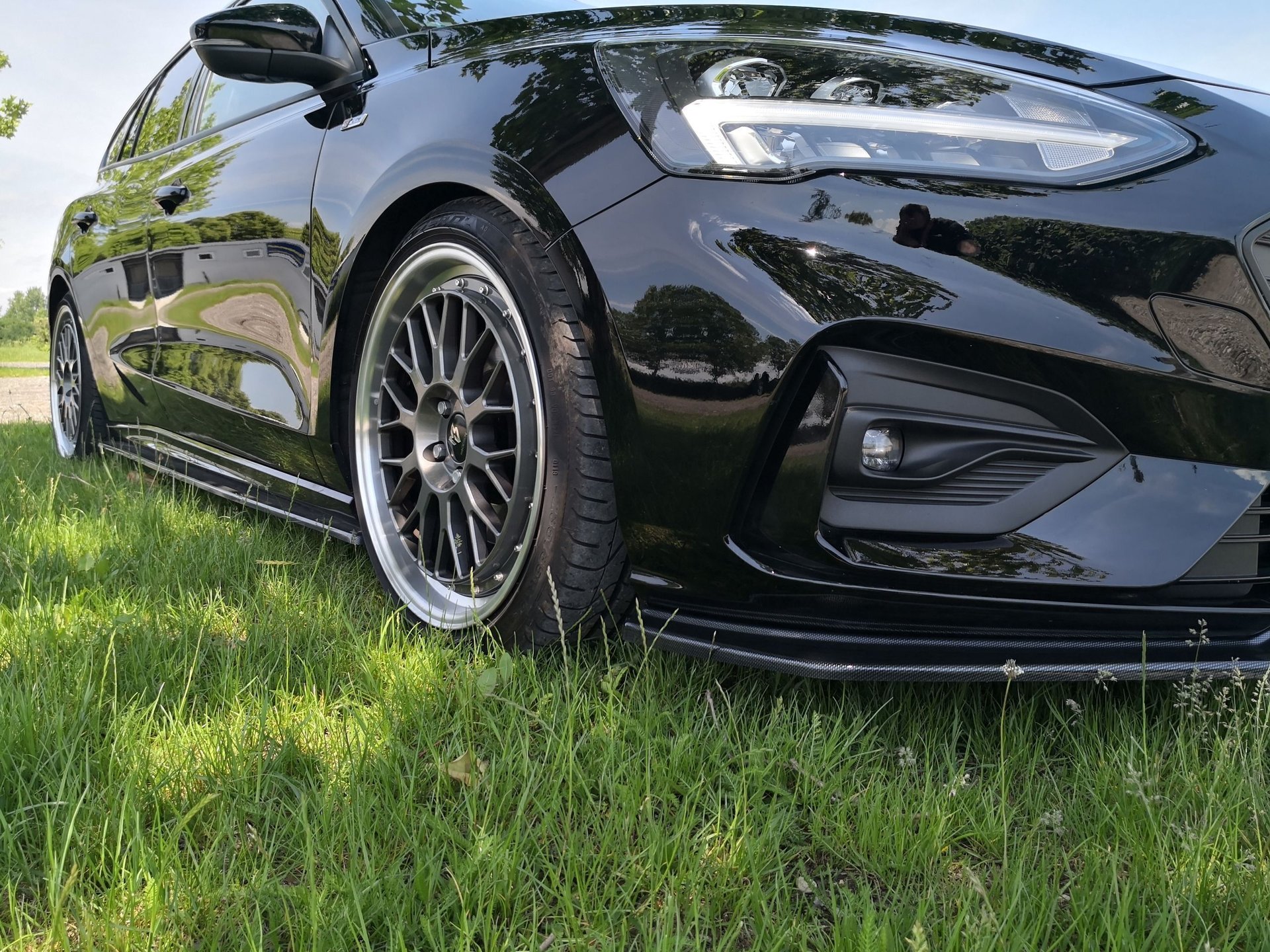 FORD Focus DEH - LV1 grau glänzend poliert