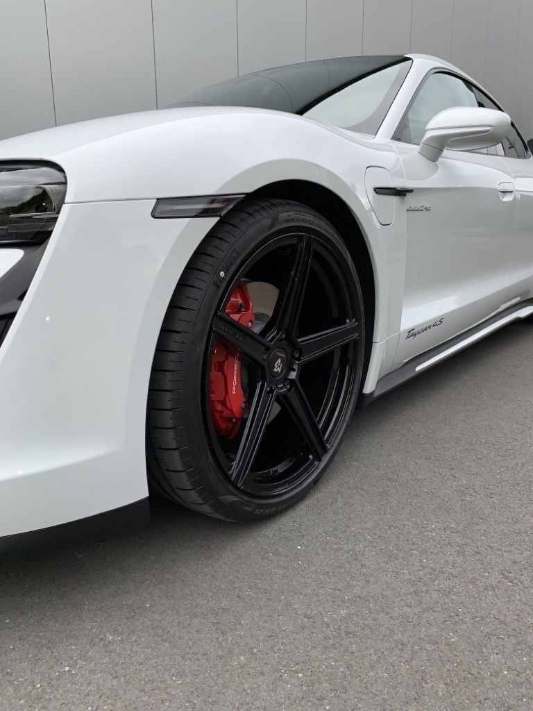 PORSCHE Taycan Y1A KV1 S schwarz glänzend