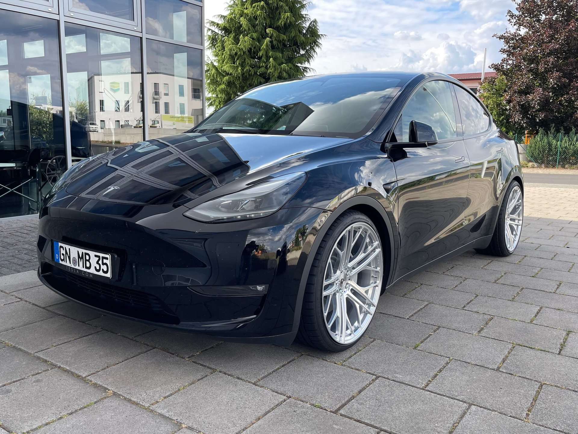 TESLA Model Y with mbDESIGN 22 inch wheels | Summer complete set