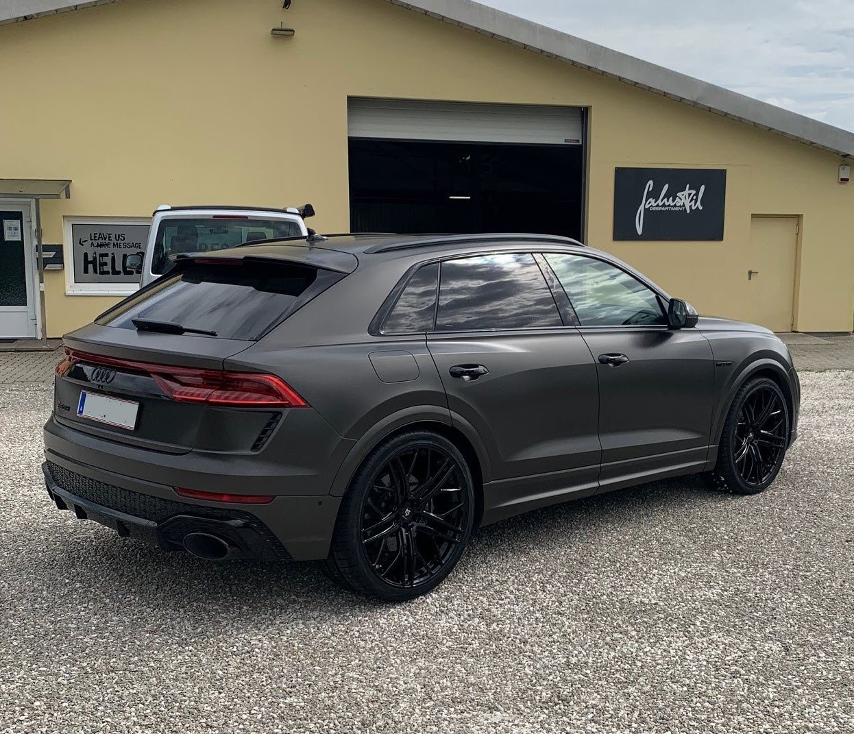 AUDI RS Q8 with mbDESIGN 24 inch wheels & complete sets
