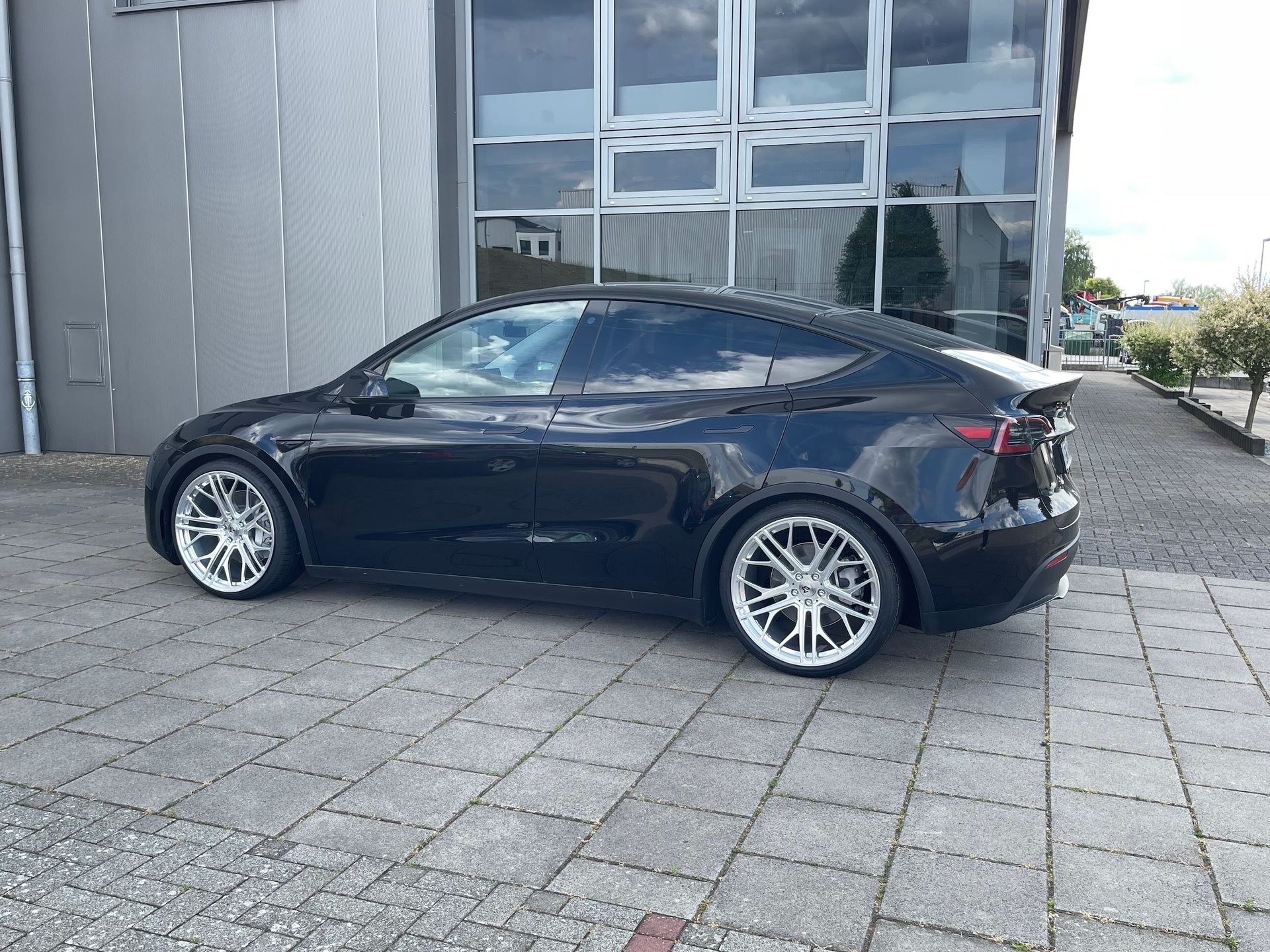 TESLA Model Y with mbDESIGN 22 inch wheels | Summer complete set