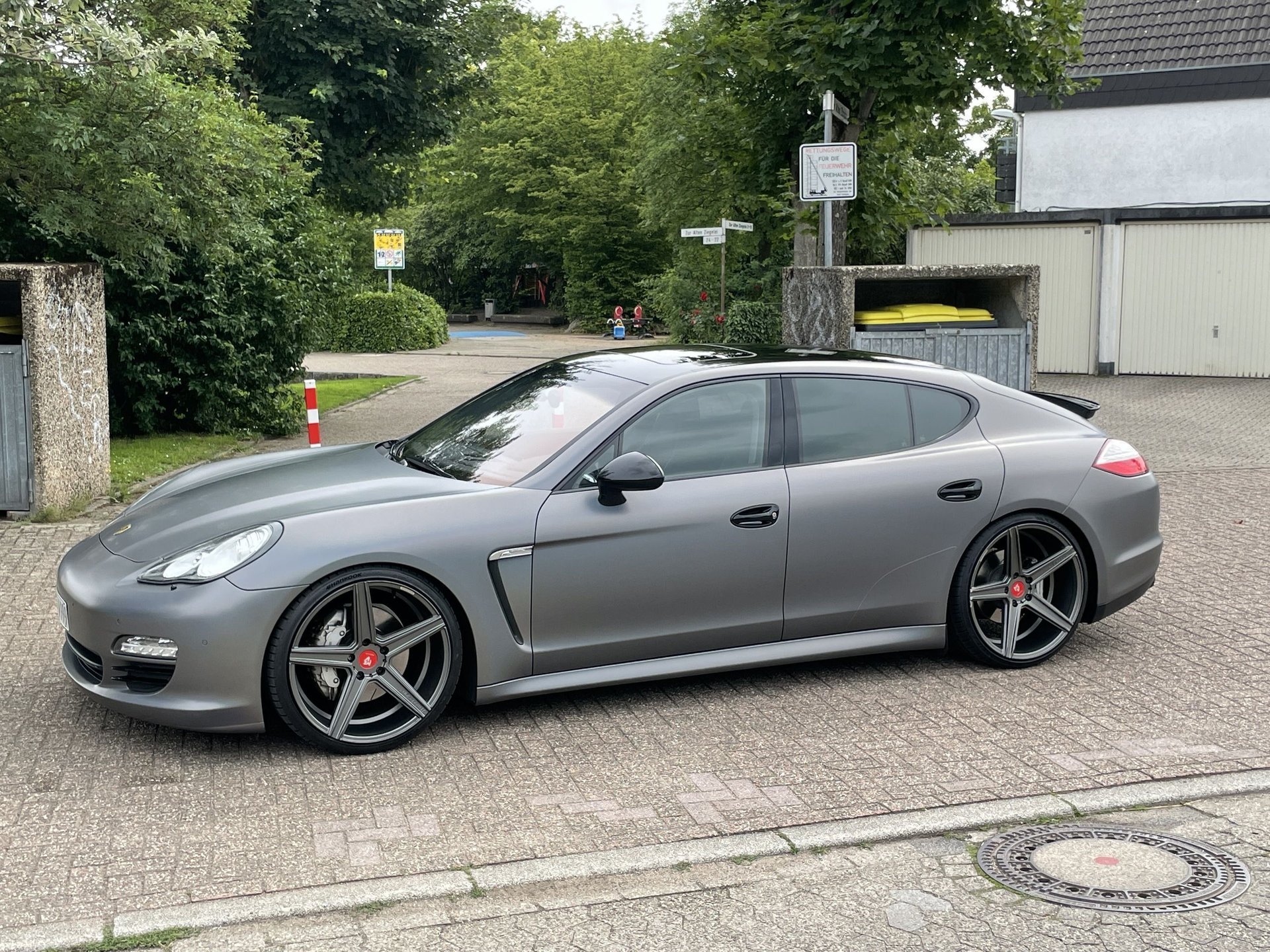 PORSCHE Panamera 970 with mbDESIGN 22 inch wheels & lowering