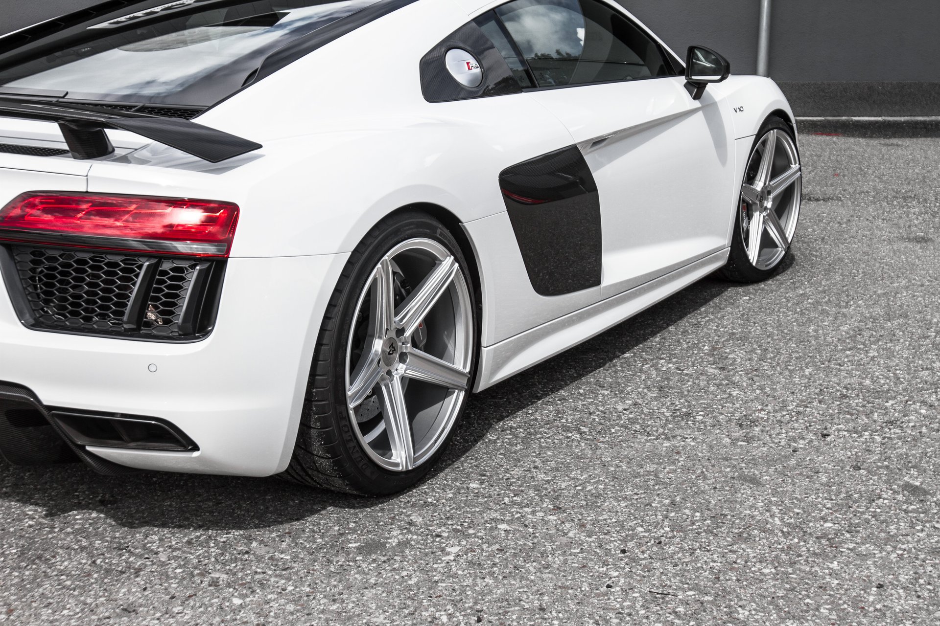 AUDI R8 Coupe with 20 inch KV1 wheels in silver glossy