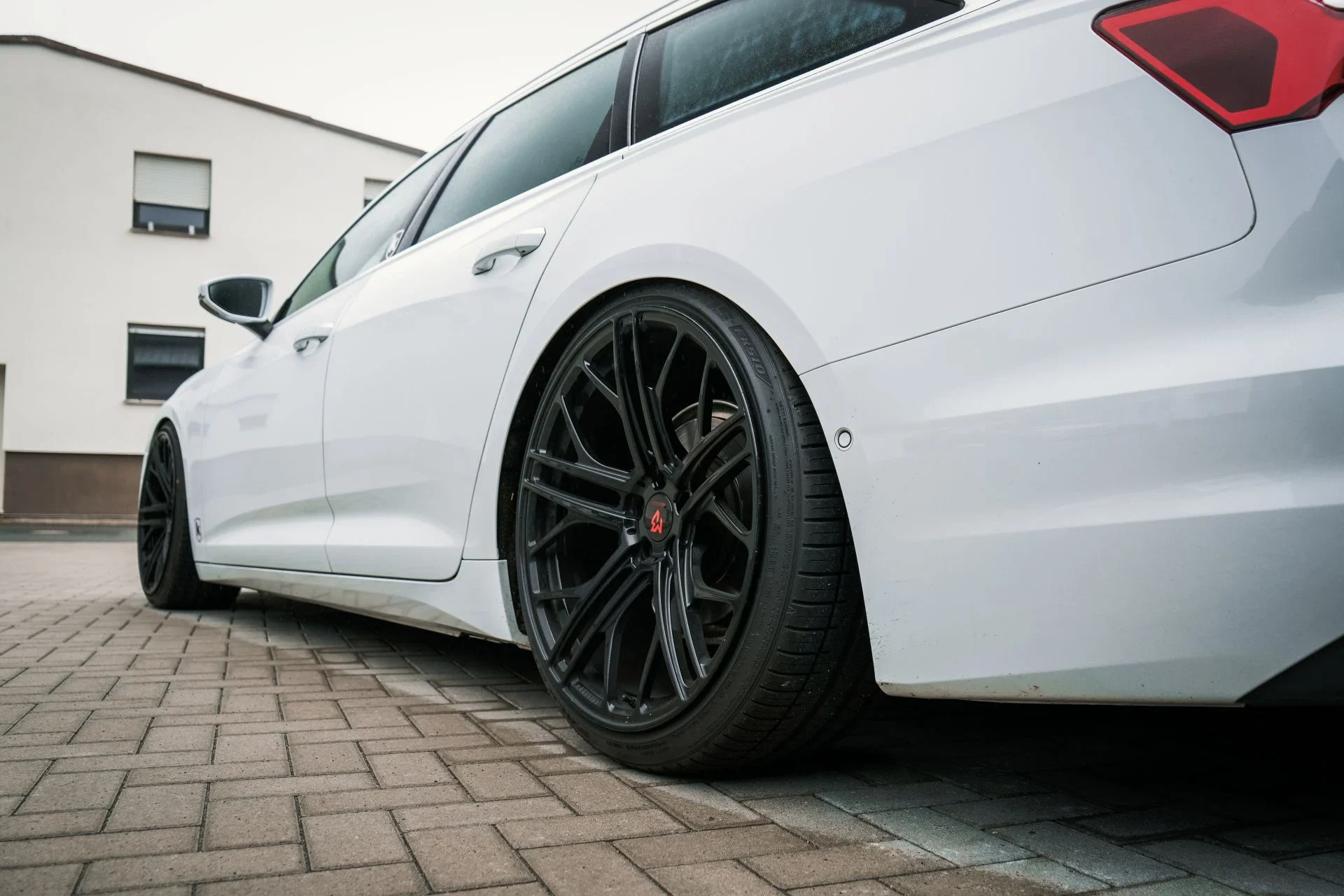 AUDI A6 Avant 40 TDI with 21 inch mbDESIGN SF1 wheels