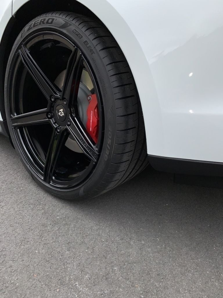 PORSCHE Taycan Y1A KV1 S schwarz glänzend