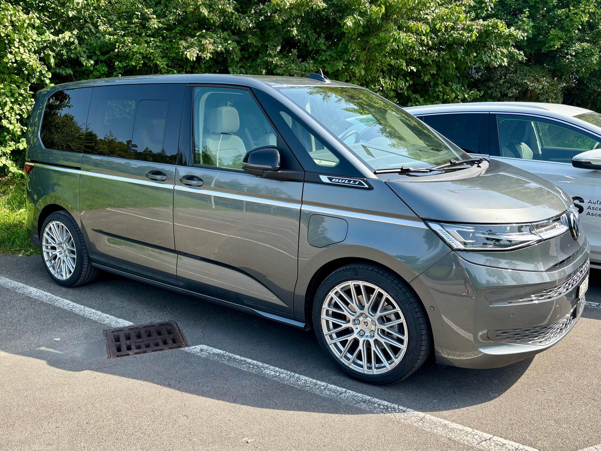 VW T7 Multivan ST with 20 inch KV4 in gloss silver