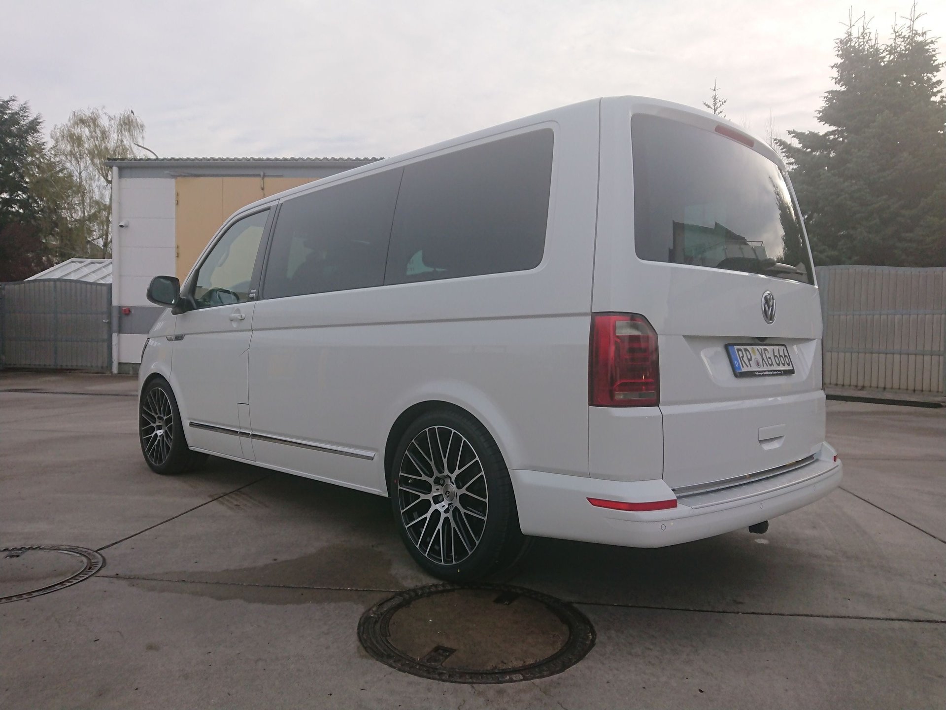 VOLKSWAGEN T6 Bus Multivan 7HC - KV4 schwarz glänzend poliert