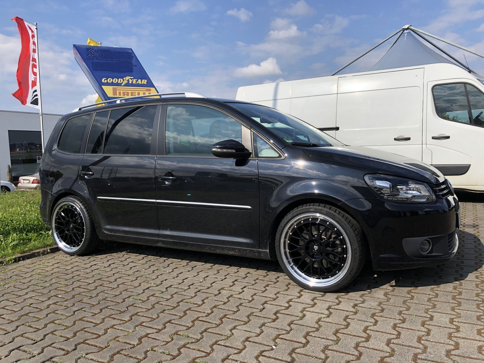 VOLKSWAGEN Touran 1T - LV1 schwarz glänzend poliert