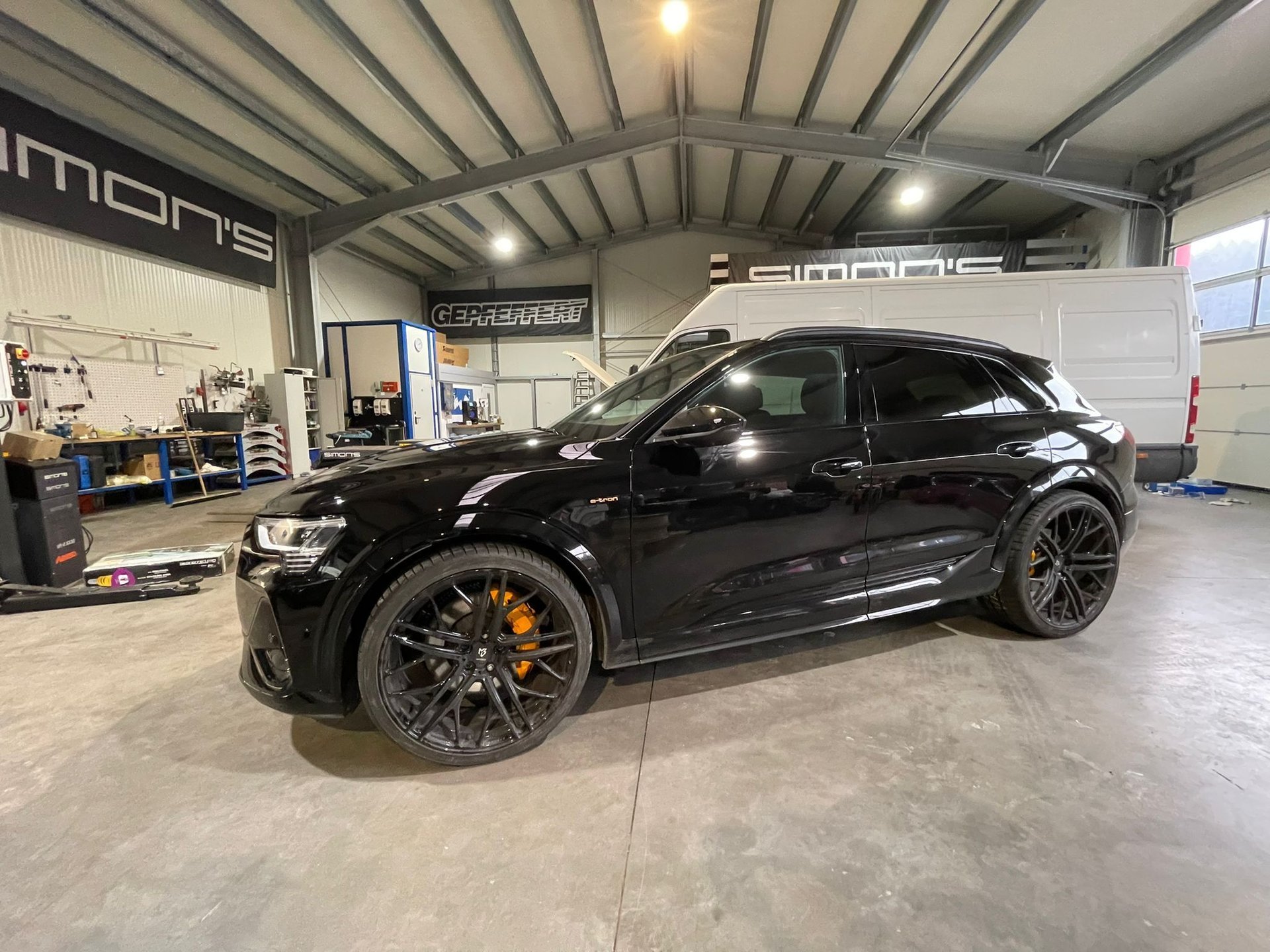 AUDI e-tron GE SF1 schwarz glänzend