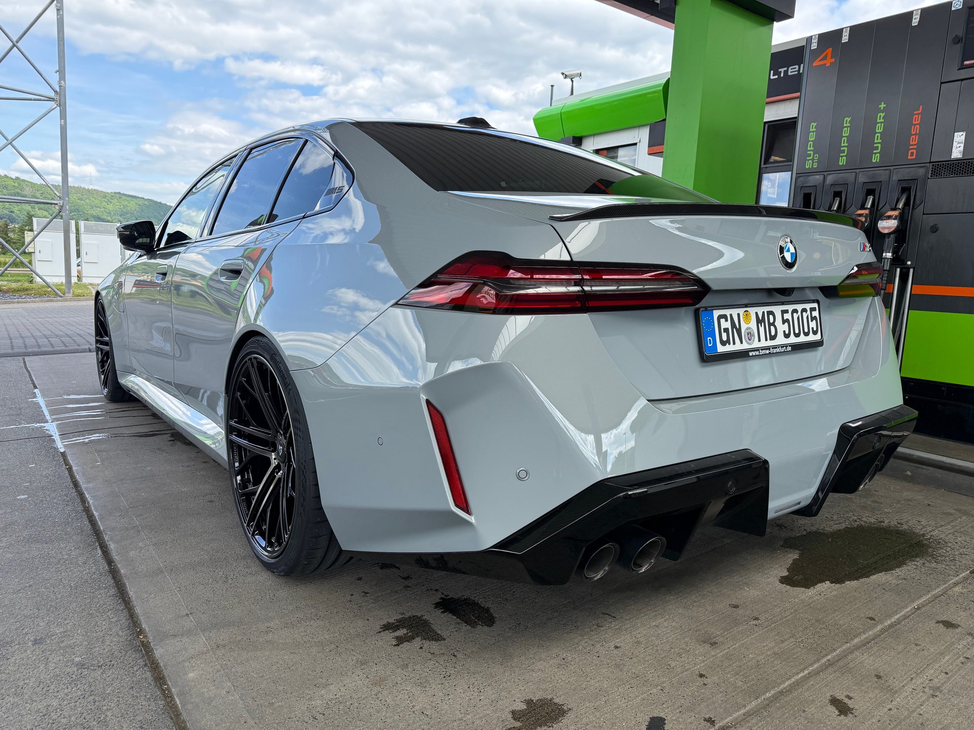 BMW M5 (G90) G9M with mbDESIGN SF1 Wheels