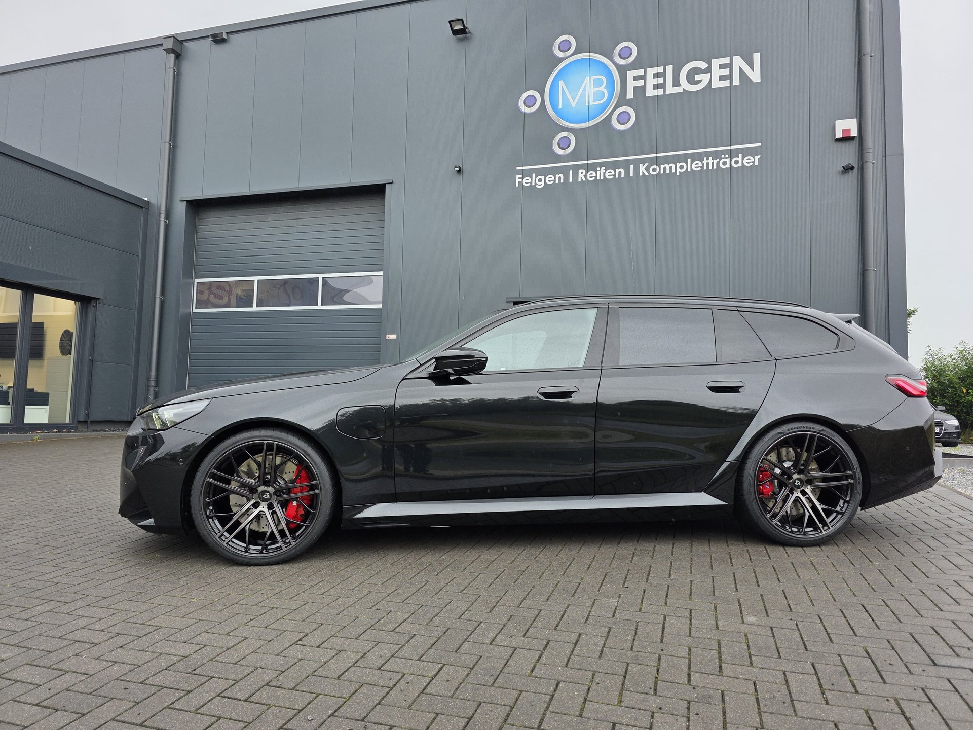 BMW M5 Touring G99 with mbDESIGN 22 inch wheels & summer tires